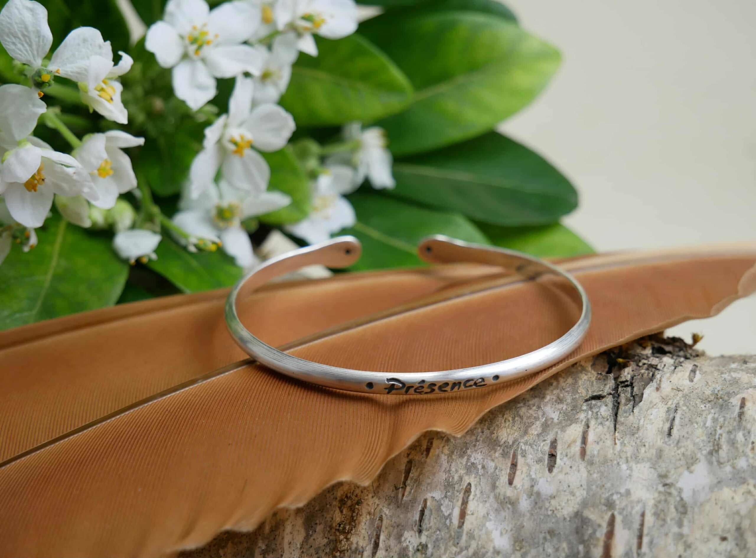 Bracelet jonc mixte avec turquoises - Collection "Présence" avec Kelly Aura – Image 3