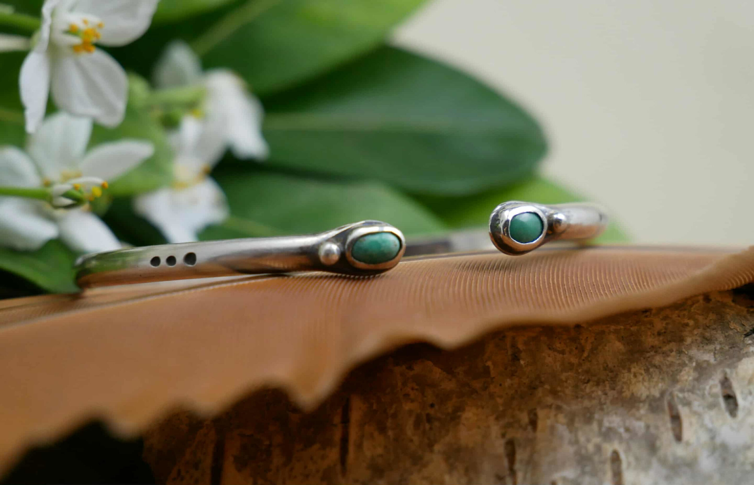 Bracelet jonc mixte avec turquoises - Collection "Présence" avec Kelly Aura – Image 2