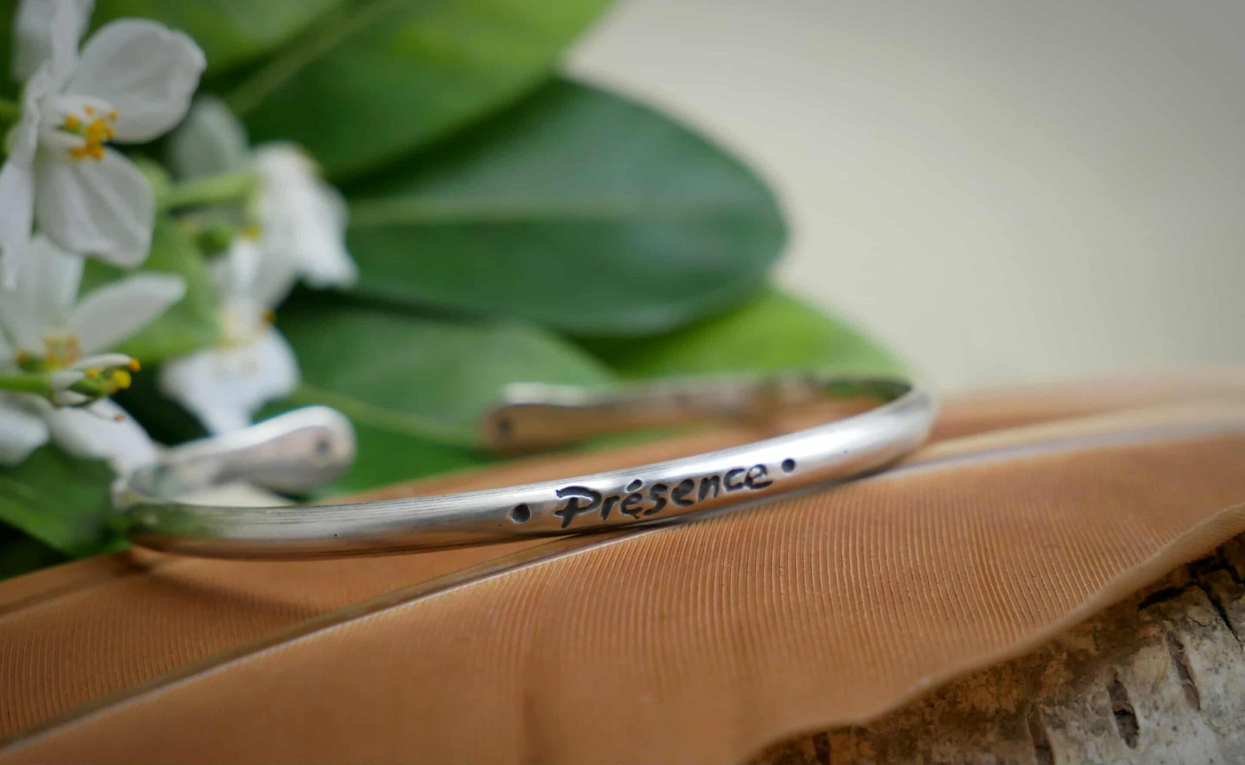Bracelet jonc mixte avec turquoises - Collection "Présence" avec Kelly Aura – Image 4