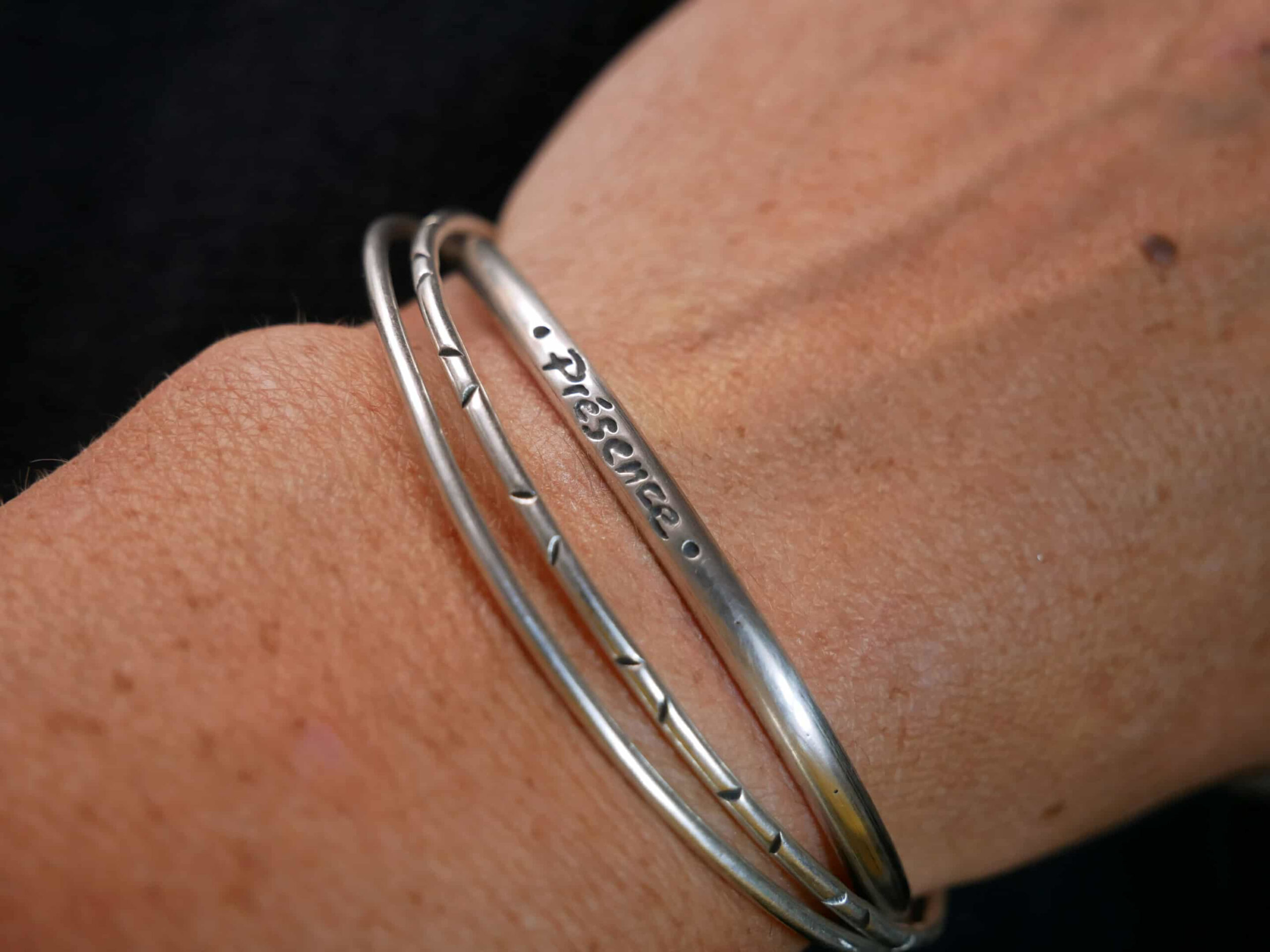 Bracelet jonc mixte avec turquoises - Collection "Présence" avec Kelly Aura – Image 5