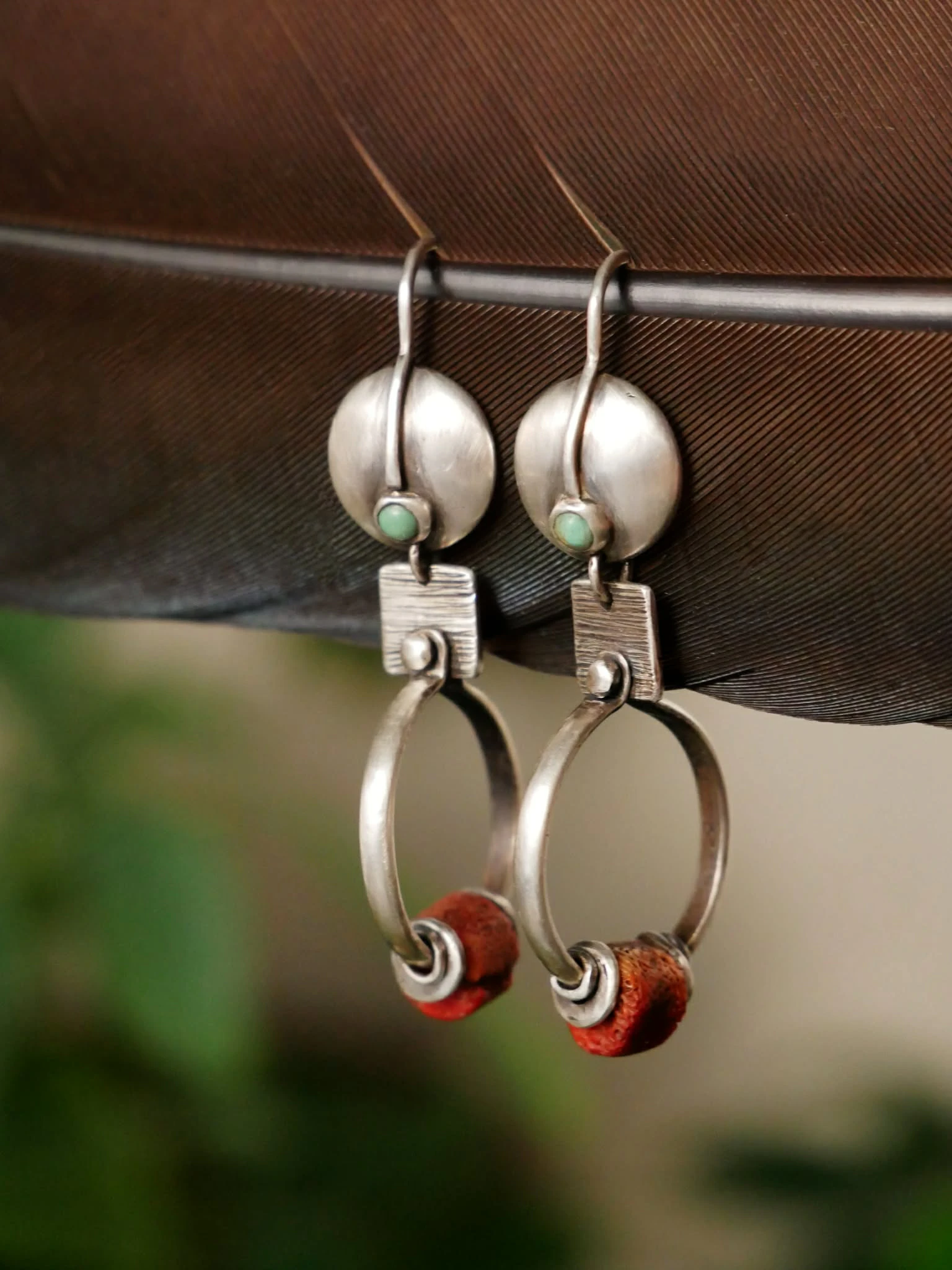 Boucles d’oreilles en argent 950 façonnées à la main, ponctuées de turquoise et de corail rouge. Une création d’art par Eliz'art, équilibre graphique et minéral