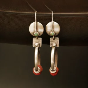 Boucles d’oreilles en argent massif, turquoise naturelle et corail rouge. Création artisanale vivante, alliant structure picturale et vibration minérale. Pièce unique façonnée à la main par Eliz'art.