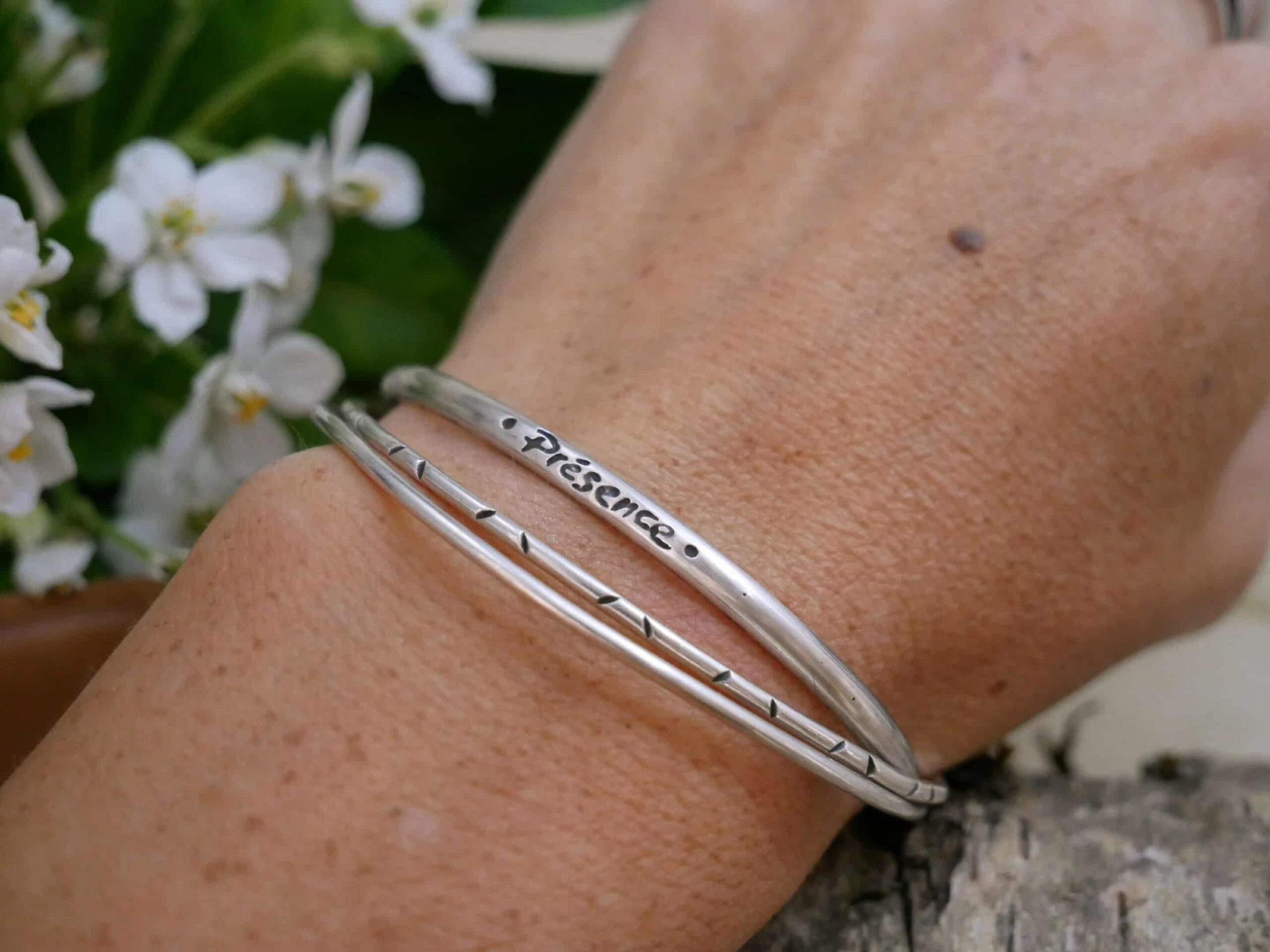 Bracelet jonc mixte avec turquoises - Collection "Présence" avec Kelly Aura – Image 6