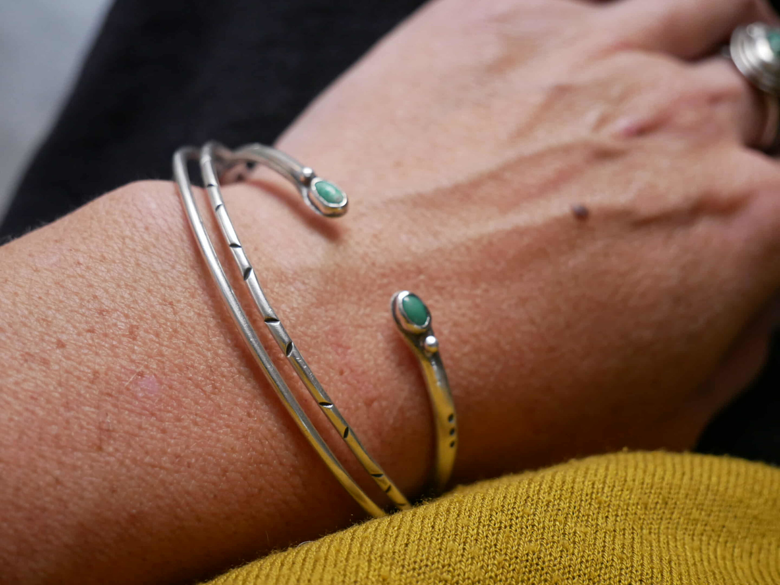 Bracelet jonc mixte avec turquoises - Collection "Présence" avec Kelly Aura – Image 7
