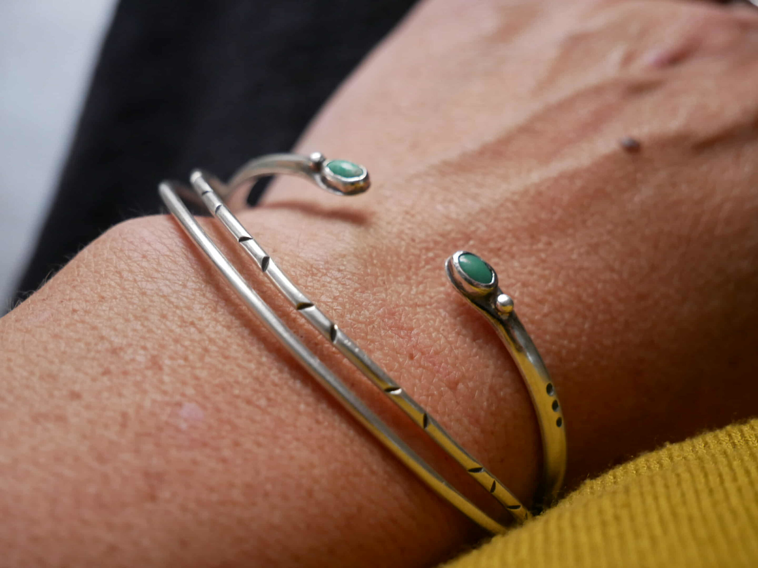 Bracelet jonc mixte avec turquoises - Collection "Présence" avec Kelly Aura – Image 8