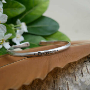 Bracelet jonc mixte avec turquoises - Collection "Présence" avec Kelly Aura