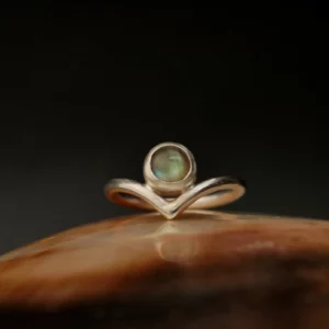 Bague unique façonné à la main, en argent et labradorite. Bijou sacré en pierres fines par Eliz'art