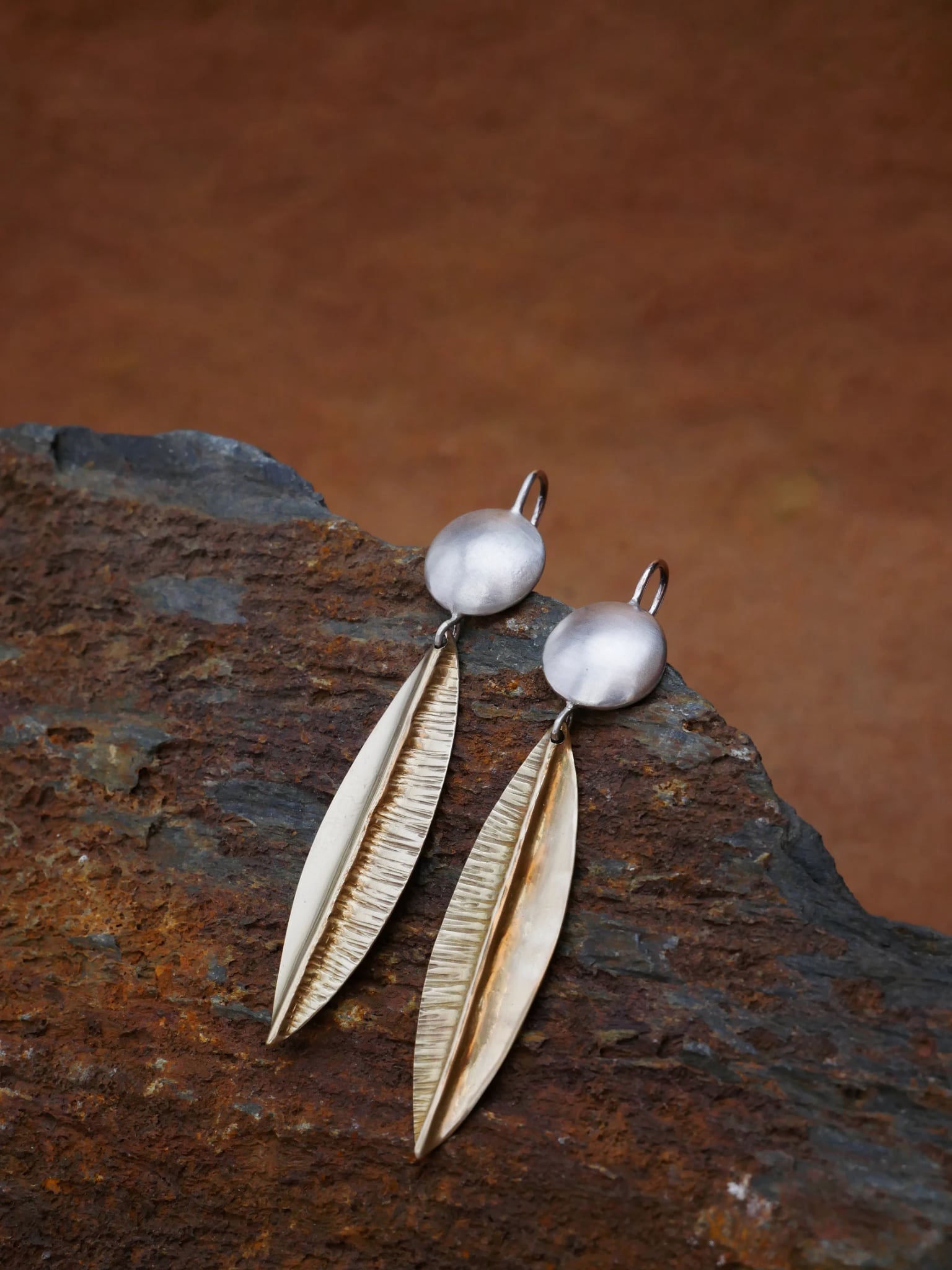 Boucles d'oreilles pendantes en argent 950 et laiton gravé en forme de feuille nervurée — bijou fait main, Bordeaux, Eliz'art