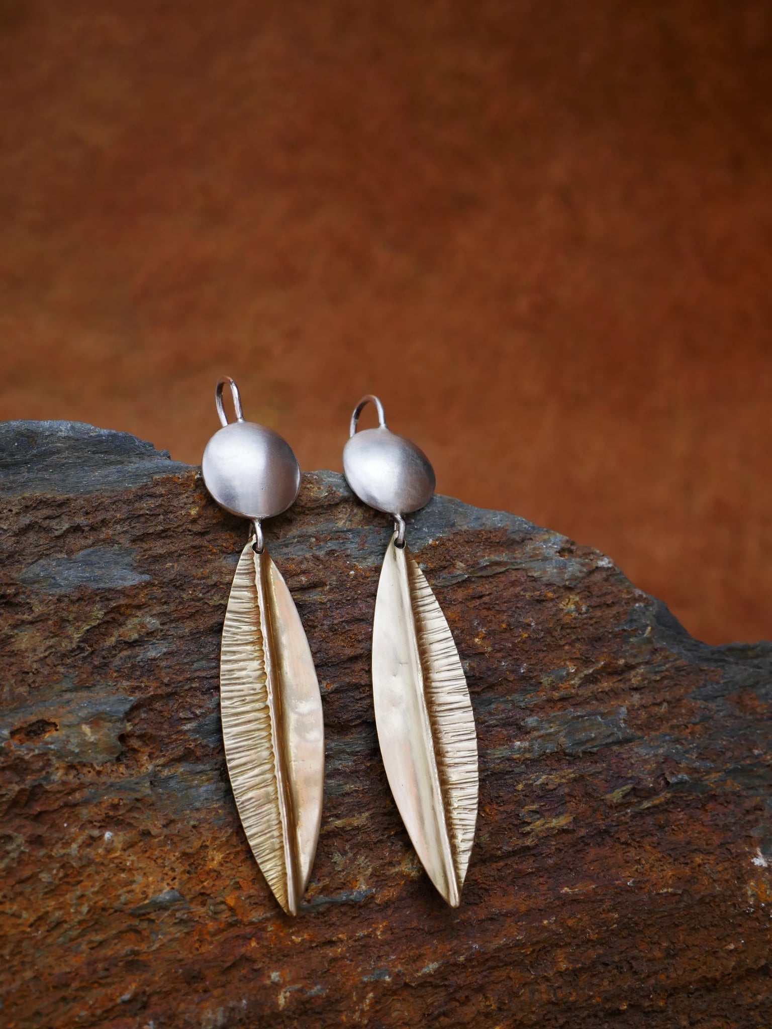 Boucles d'oreilles pendantes en argent 950 et laiton gravé en forme de feuille nervurée — bijou fait main, Bordeaux, Eliz'art