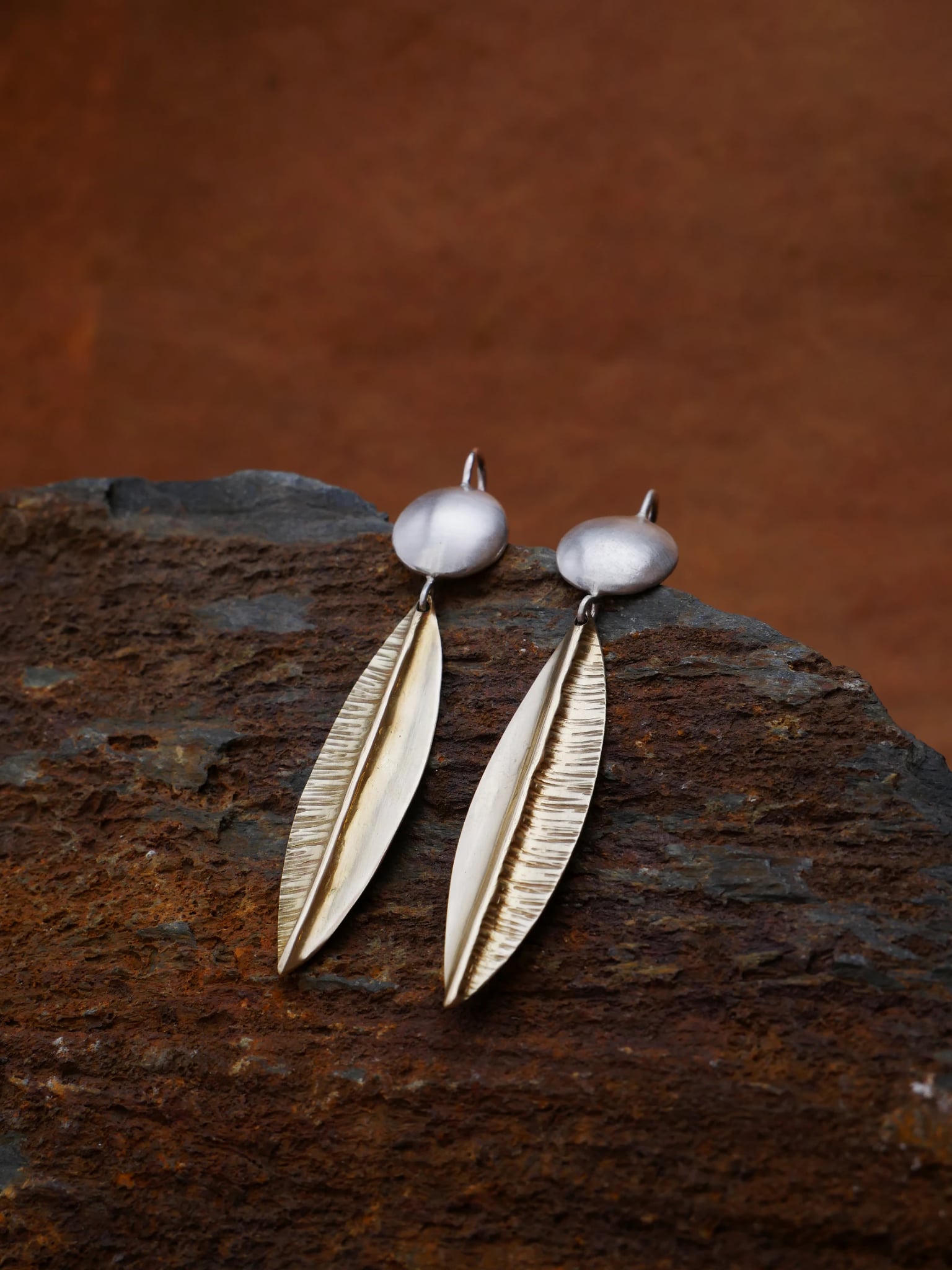 Boucles d'oreilles pendantes en argent 950 et laiton gravé en forme de feuille nervurée — bijou fait main, Bordeaux, Eliz'art