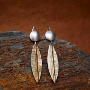 Boucles d'oreilles pendantes en argent 950 et laiton gravé en forme de feuille nervurée — bijou fait main, Bordeaux, Eliz'art