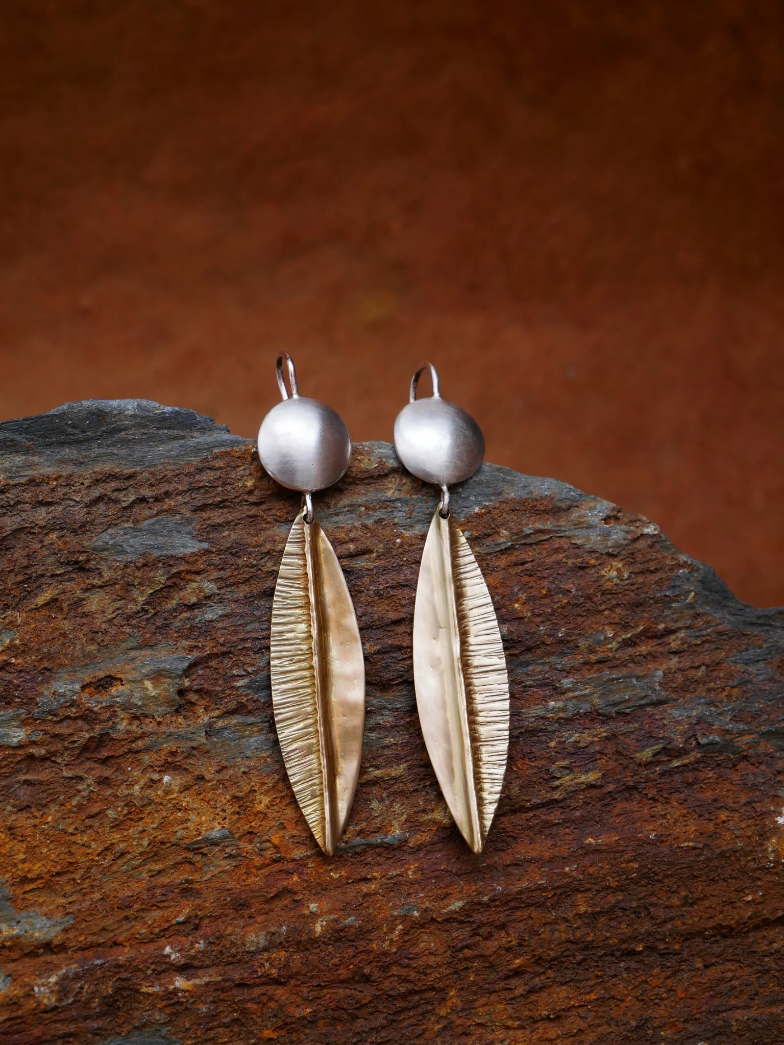 Boucles d'oreilles pendantes en argent 950 et laiton gravé en forme de feuille nervurée — bijou fait main, Bordeaux, Eliz'art