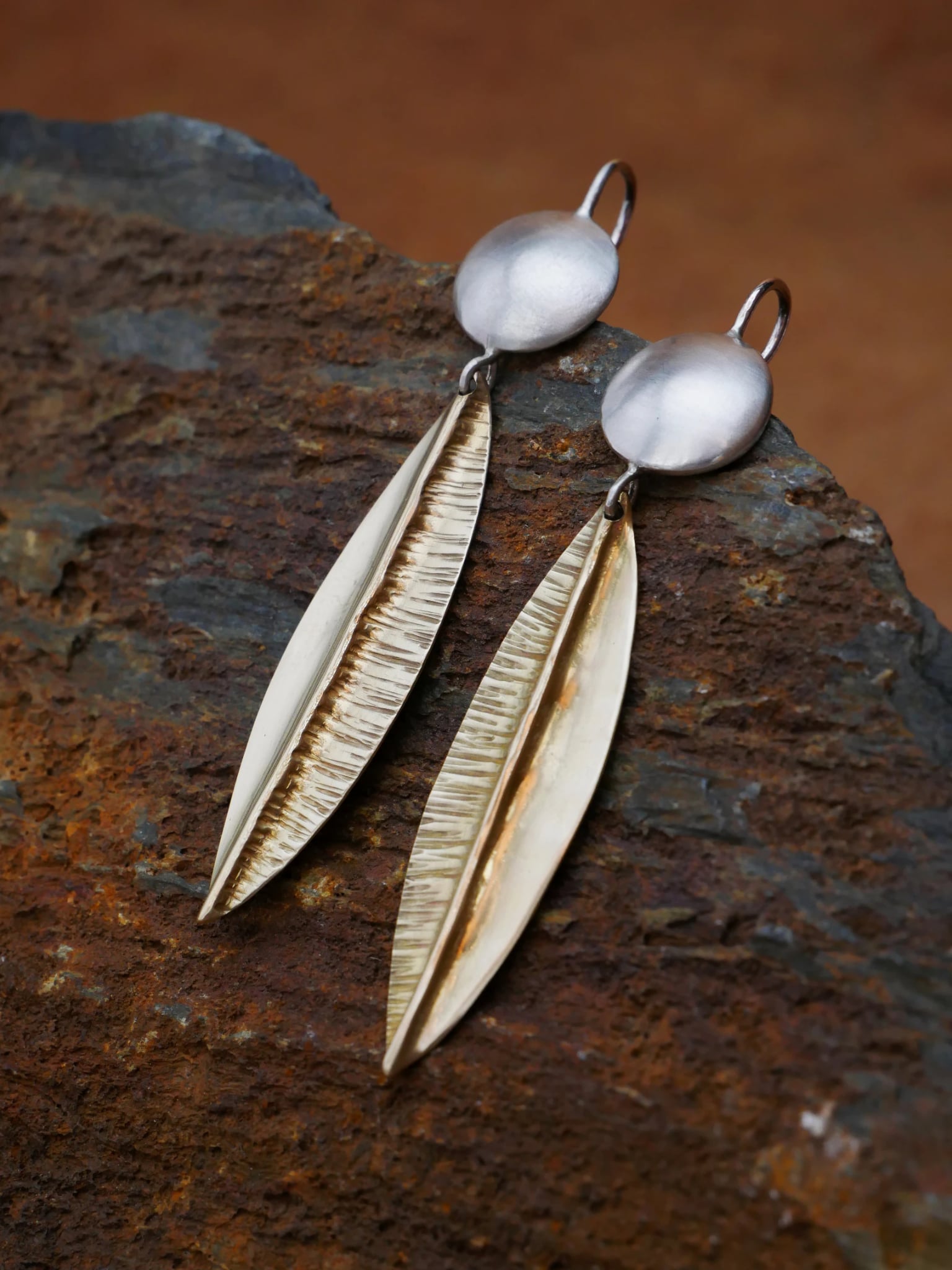 Boucles d'oreilles pendantes en argent 950 et laiton gravé en forme de feuille nervurée — bijou fait main, Bordeaux, Eliz'art