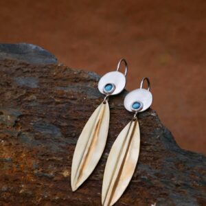 Boucles pendantes argent 950 et laiton plié en forme de feuille, ornées de topaze bleue — bijou artisanal fait main, Bordeaux, Eliz'art