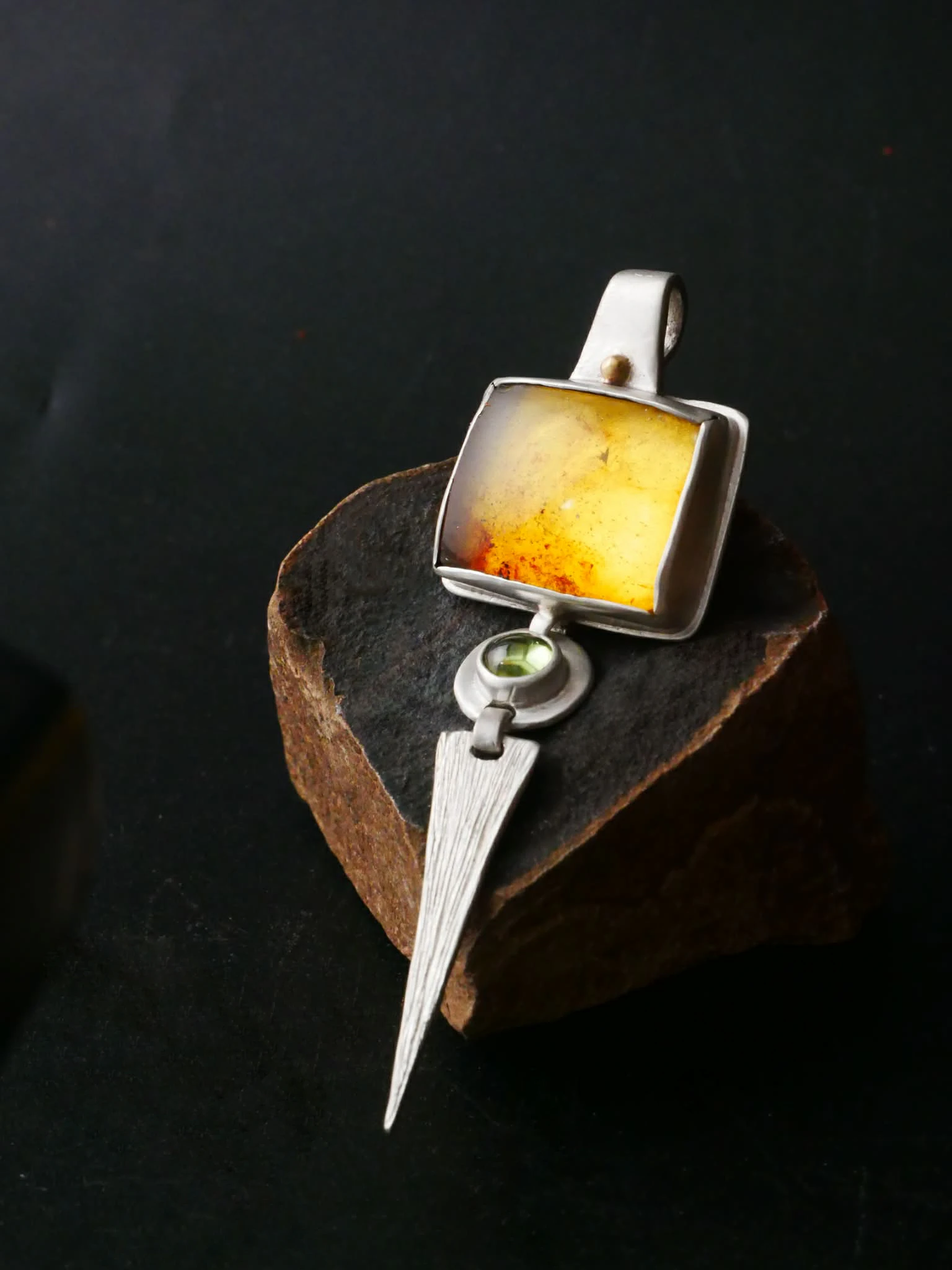 Pendentif fait main en argent, or 9k, ambre et péridot. Bijou sacré par Eliz'art en pierres fines et métaux précieux