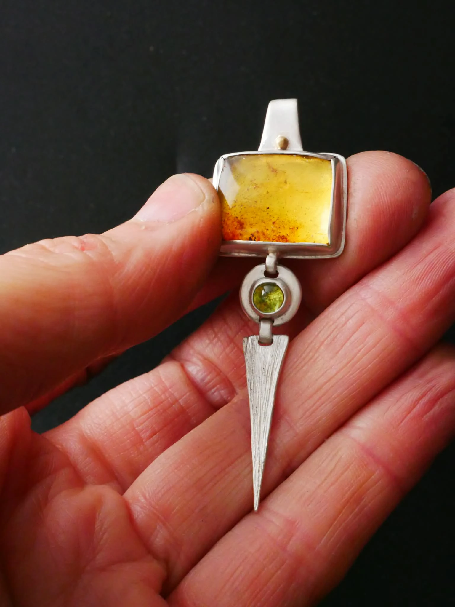 Pendentif fait main en argent, or 9k, ambre et péridot. Bijou sacré par Eliz'art en pierres fines et métaux précieux
