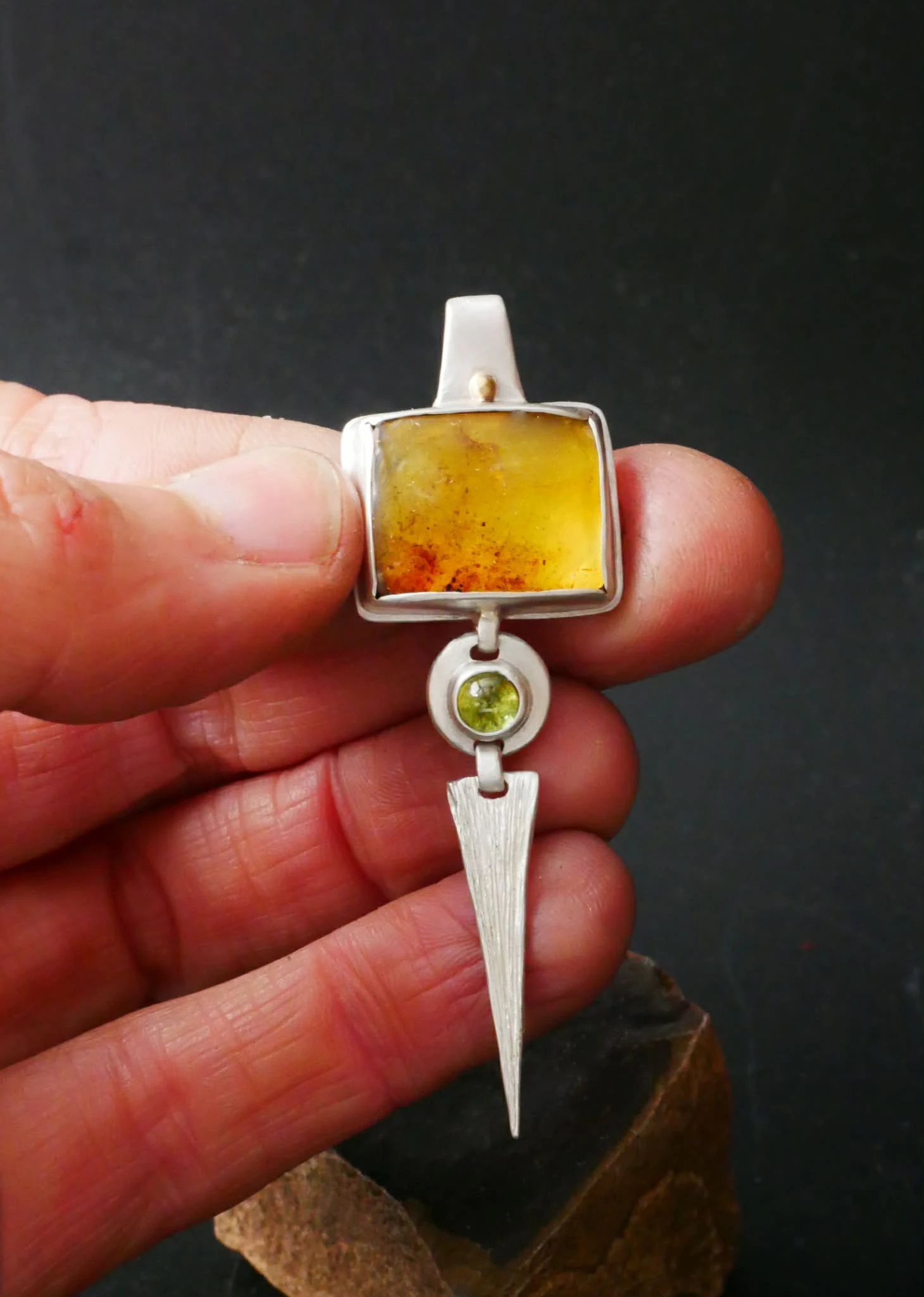 Pendentif fait main en argent, or 9k, ambre et péridot. Bijou sacré par Eliz'art en pierres fines et métaux précieux