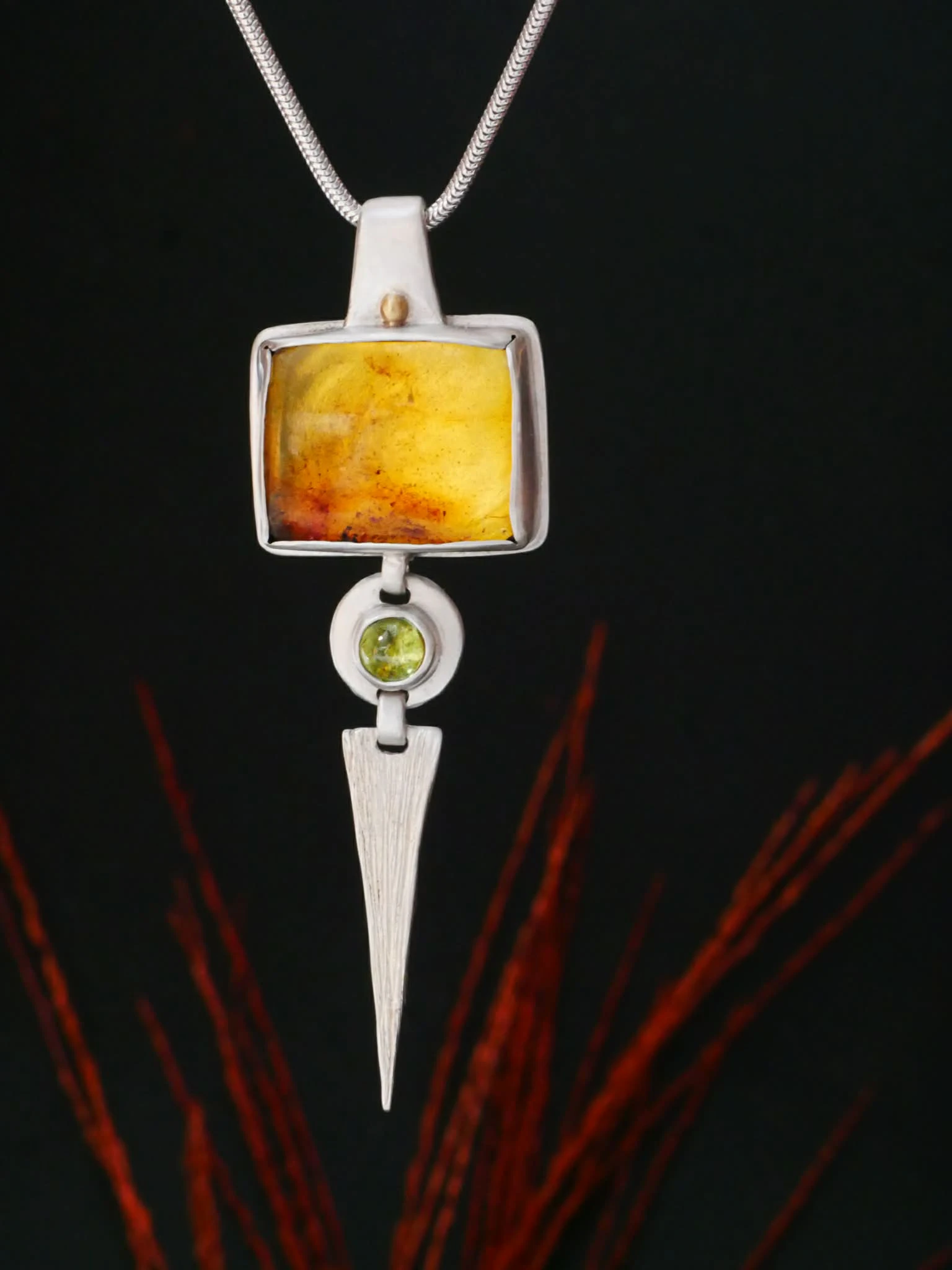 Pendentif fait main en argent, or 9k, ambre et péridot. Bijou sacré par Eliz'art en pierres fines et métaux précieux