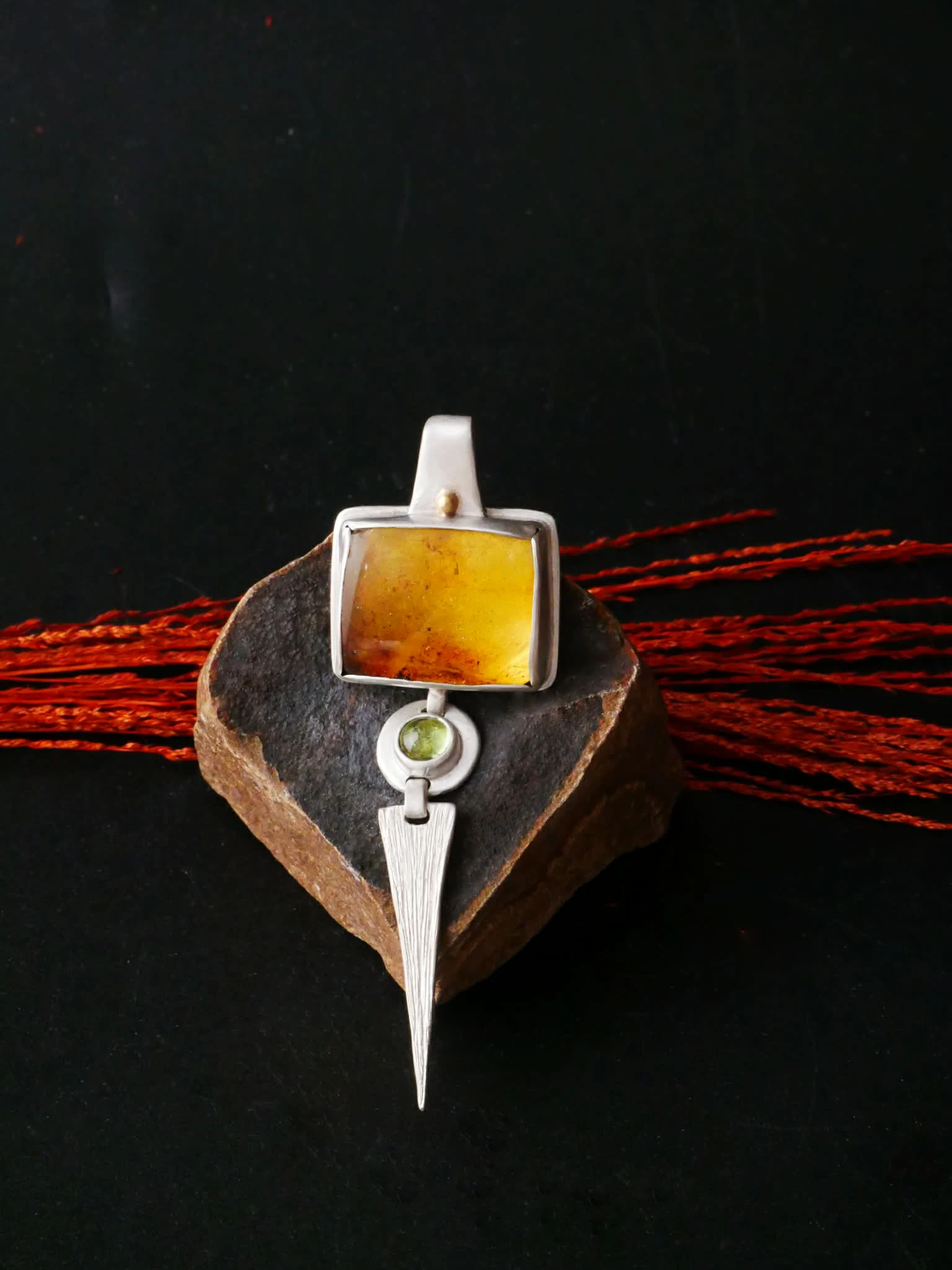 Pendentif fait main en argent, or 9k, ambre et péridot. Bijou sacré par Eliz'art en pierres fines et métaux précieux