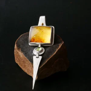 Pendentif fait main en argent, or 9k, ambre et péridot. Bijou sacré par Eliz'art en pierres fines et métaux précieux