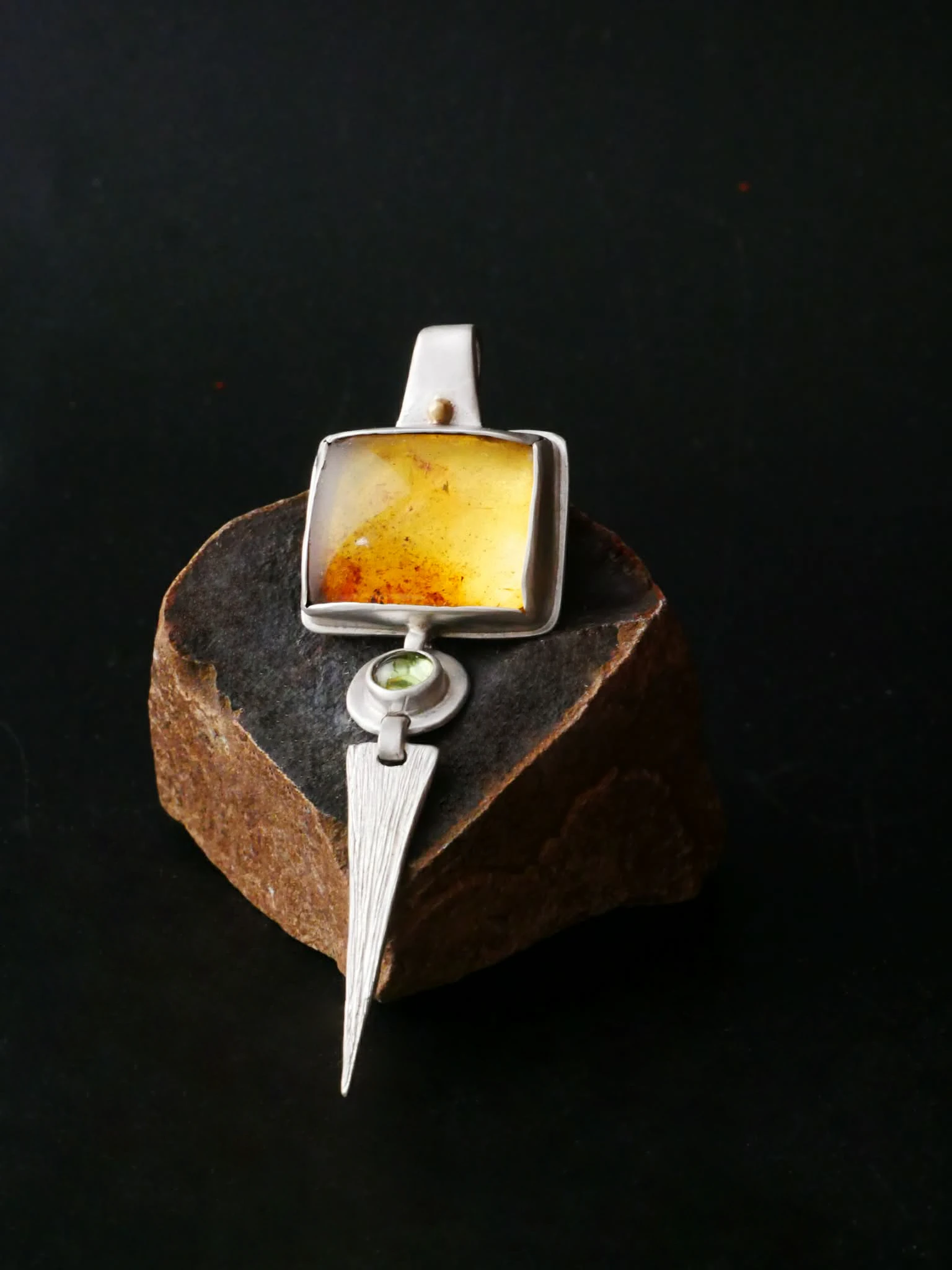 Pendentif fait main en argent, or 9k, ambre et péridot. Bijou sacré par Eliz'art en pierres fines et métaux précieux