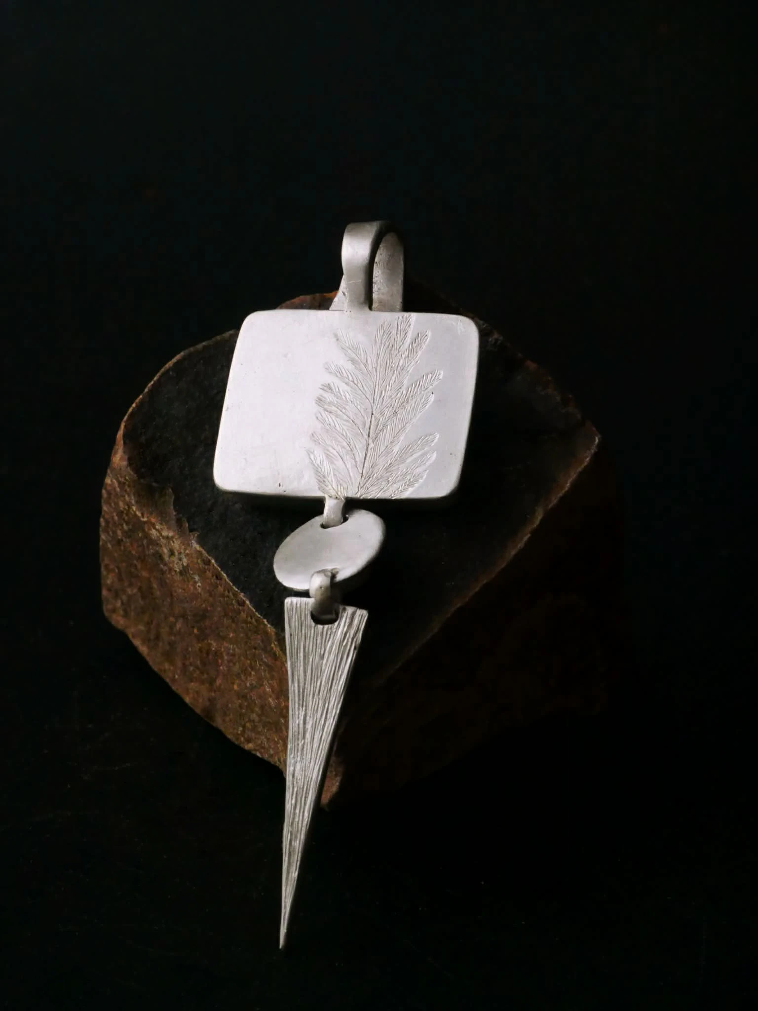 Pendentif fait main en argent, or 9k, ambre et péridot. Bijou sacré par Eliz'art en pierres fines et métaux précieux