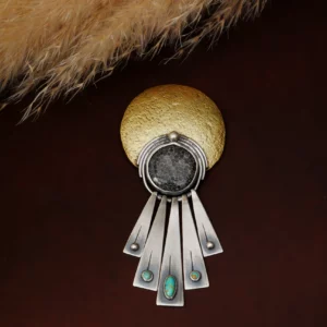 Maxi pendentif artisanal argent 950, laiton solaire texturé, corail et turquoises — rayonnant, vibrant, pièce unique Eliz'Art