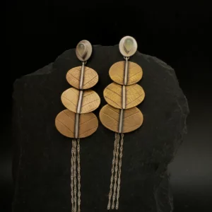 Boucles végétales argent 950 laiton nervuré et jade préhnite posées sur ardoise — bijou artisanal fait main Bordeaux Eliz'art