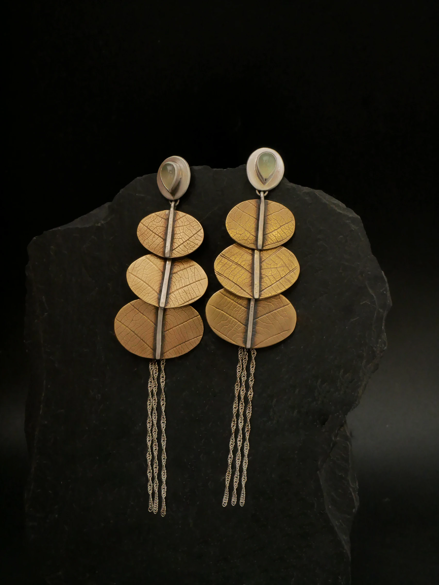 Boucles végétales argent 950 laiton nervuré et jade préhnite posées sur ardoise — bijou artisanal fait main Bordeaux Eliz'art