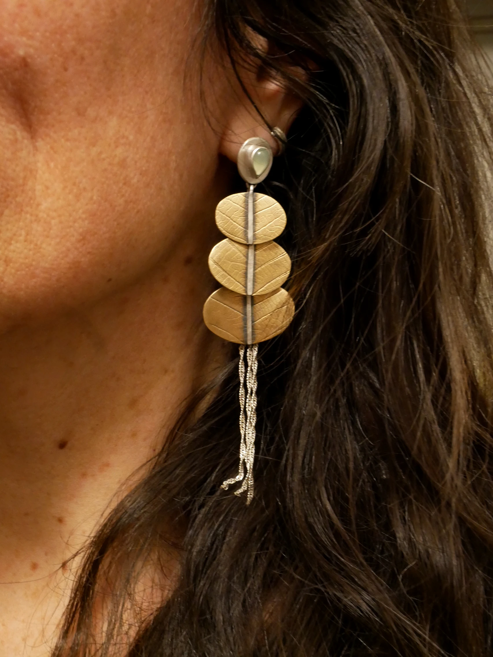 Boucles longues argent 950 et laiton empreinte feuille portées, avec jade préhnite et franges argent — bijou artisanal fait main Bordeaux Eliz'art