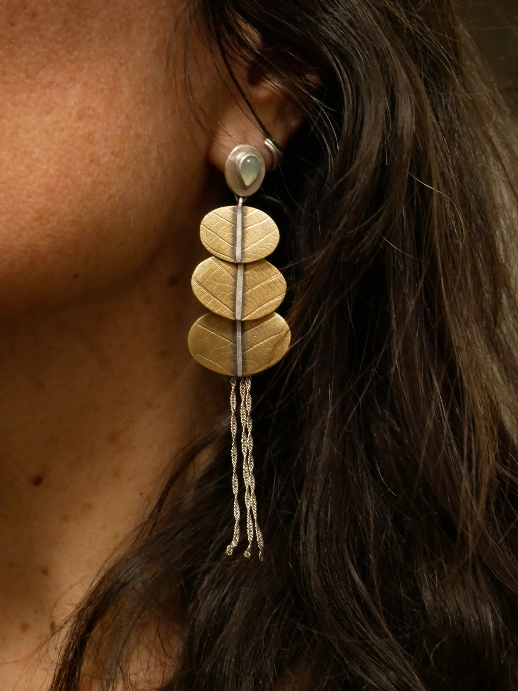 Boucles longues argent 950 et laiton empreinte feuille portées, avec jade préhnite et franges argent — bijou artisanal fait main Bordeaux Eliz'art