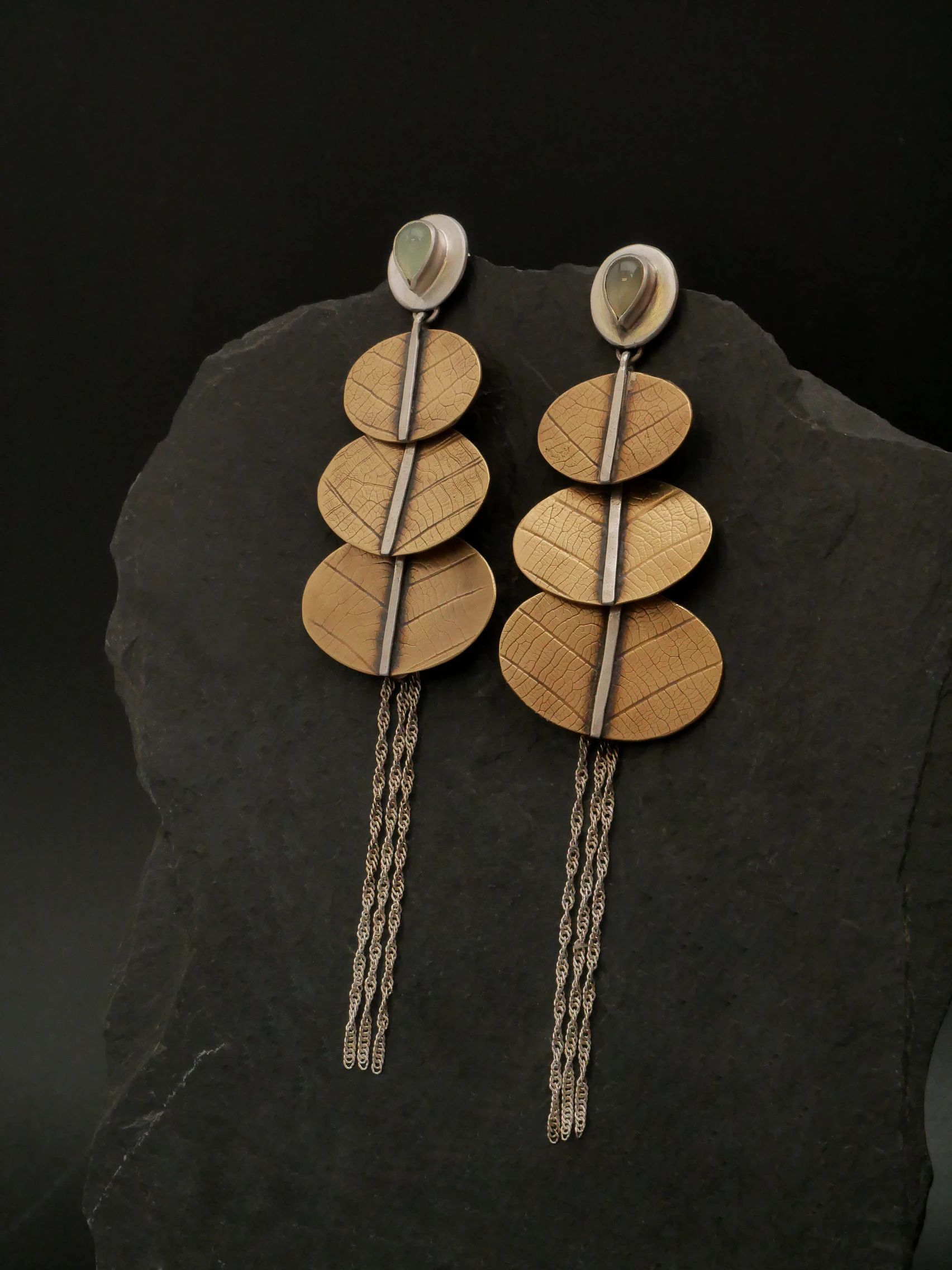 Boucles végétales argent 950 laiton nervuré et jade préhnite posées sur ardoise — bijou artisanal fait main Bordeaux Eliz'art