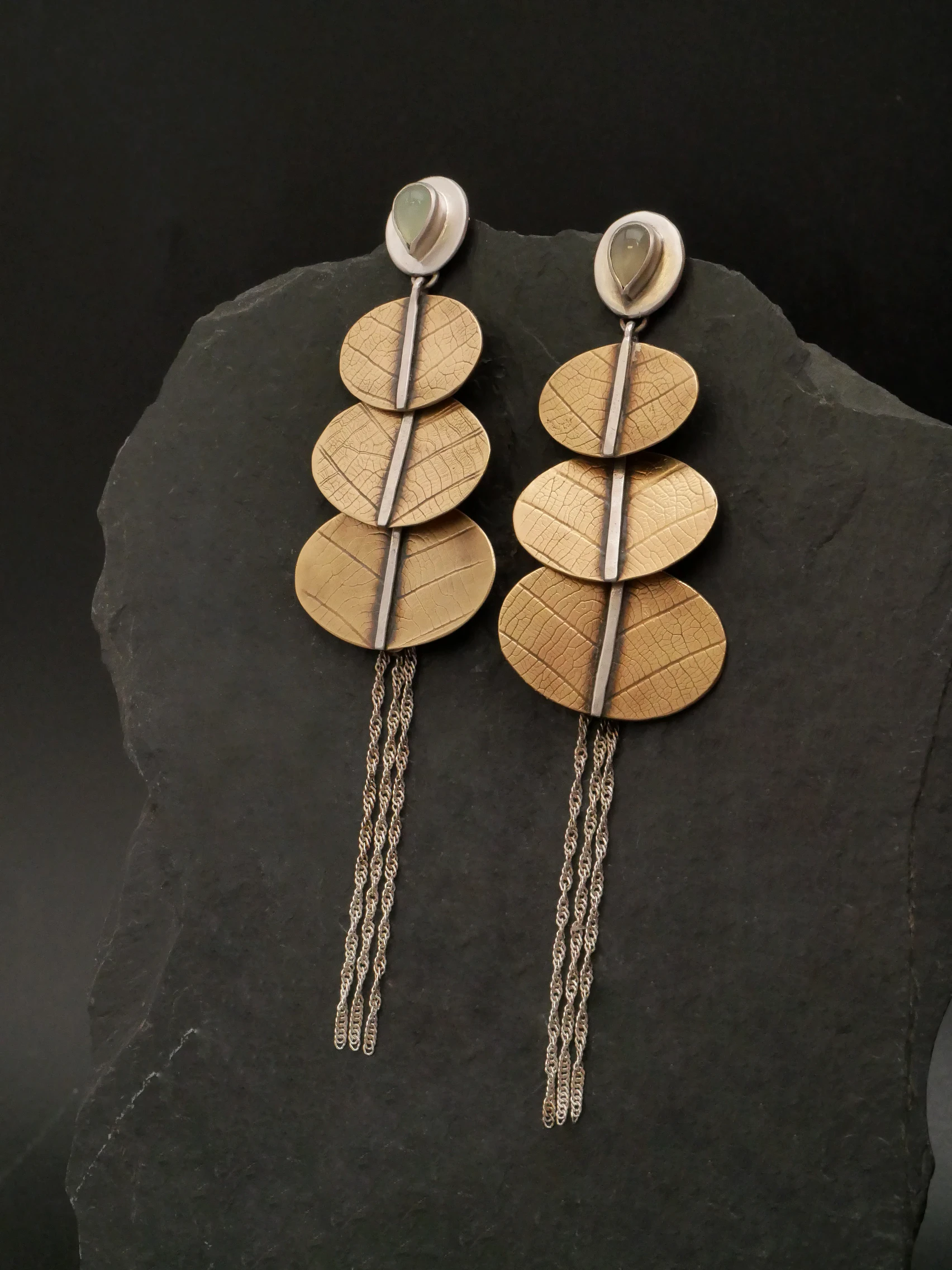 Boucles végétales argent 950 laiton nervuré et jade préhnite posées sur ardoise — bijou artisanal fait main Bordeaux Eliz'art