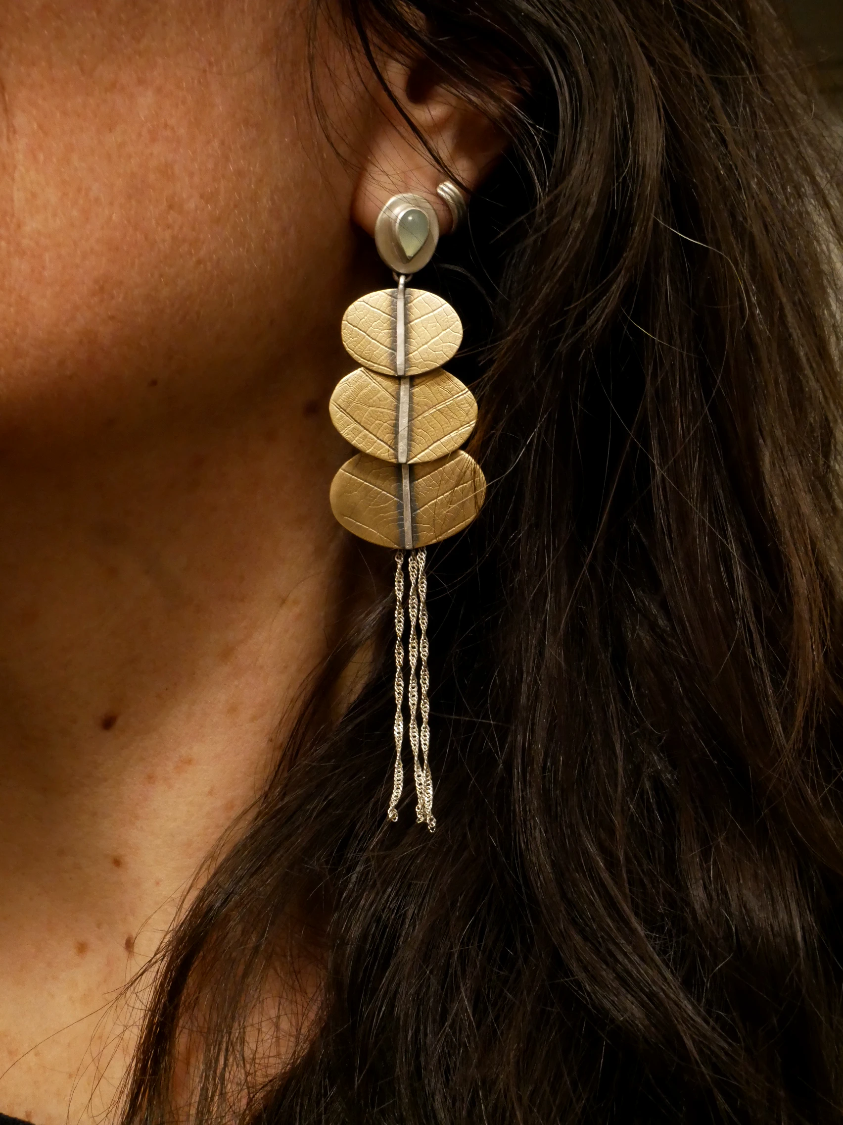 Boucles longues argent 950 et laiton empreinte feuille portées, avec jade préhnite et franges argent — bijou artisanal fait main Bordeaux Eliz'art