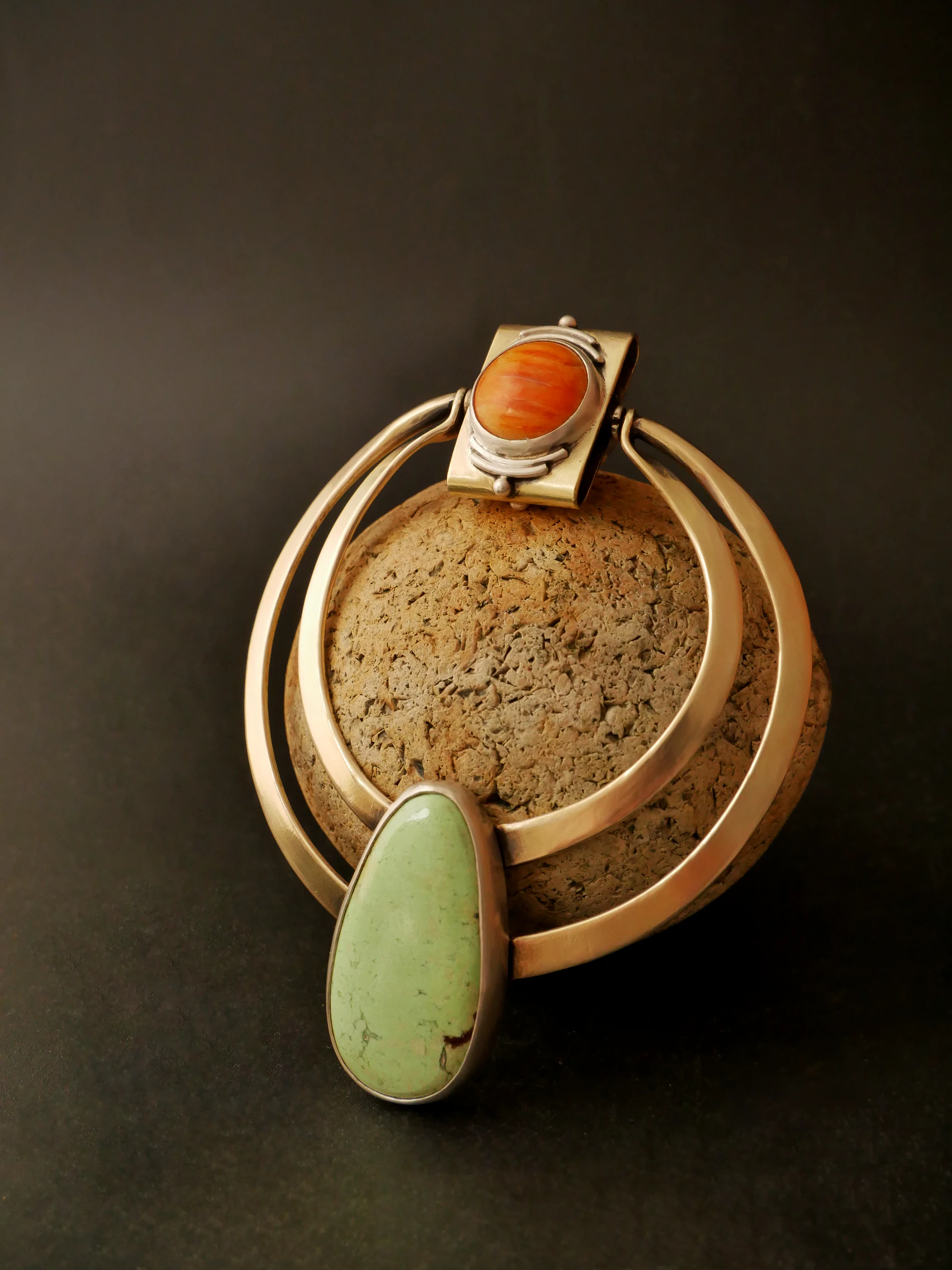 Maxi pendentif artisanal Eliz'art – laiton et argent, magnésite citron verte et cabochon huître épineuse orange, pièce unique