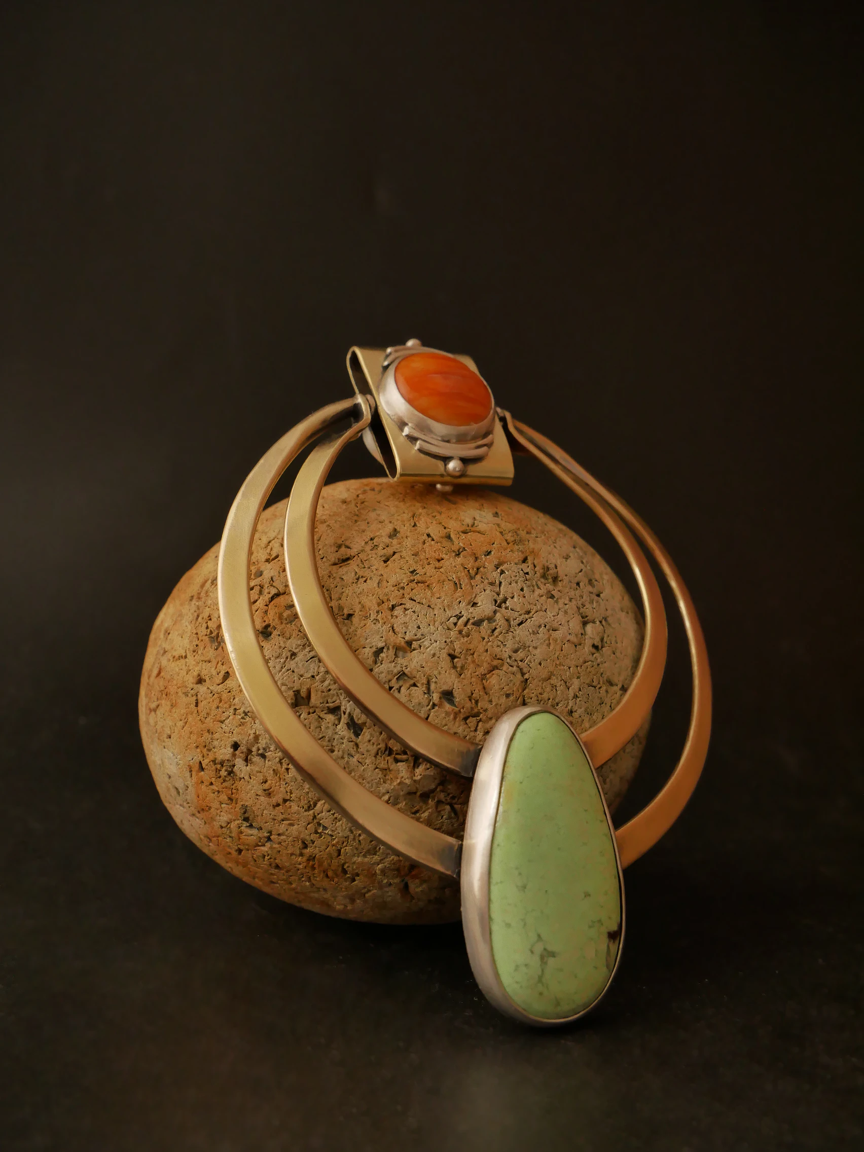 Maxi pendentif artisanal Eliz'art – laiton et argent, magnésite citron verte et cabochon huître épineuse orange, pièce unique