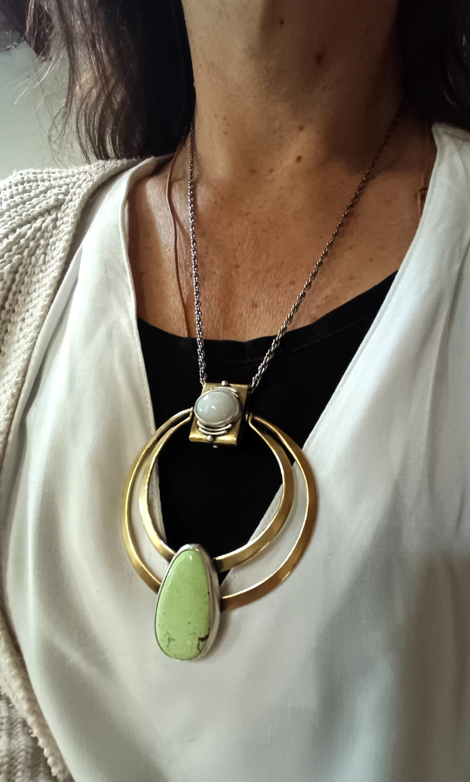 Maxi pendentif artisanal Eliz'art – laiton et argent, magnésite citron et pierre de lune blanche, pendentif transformable pièce unique