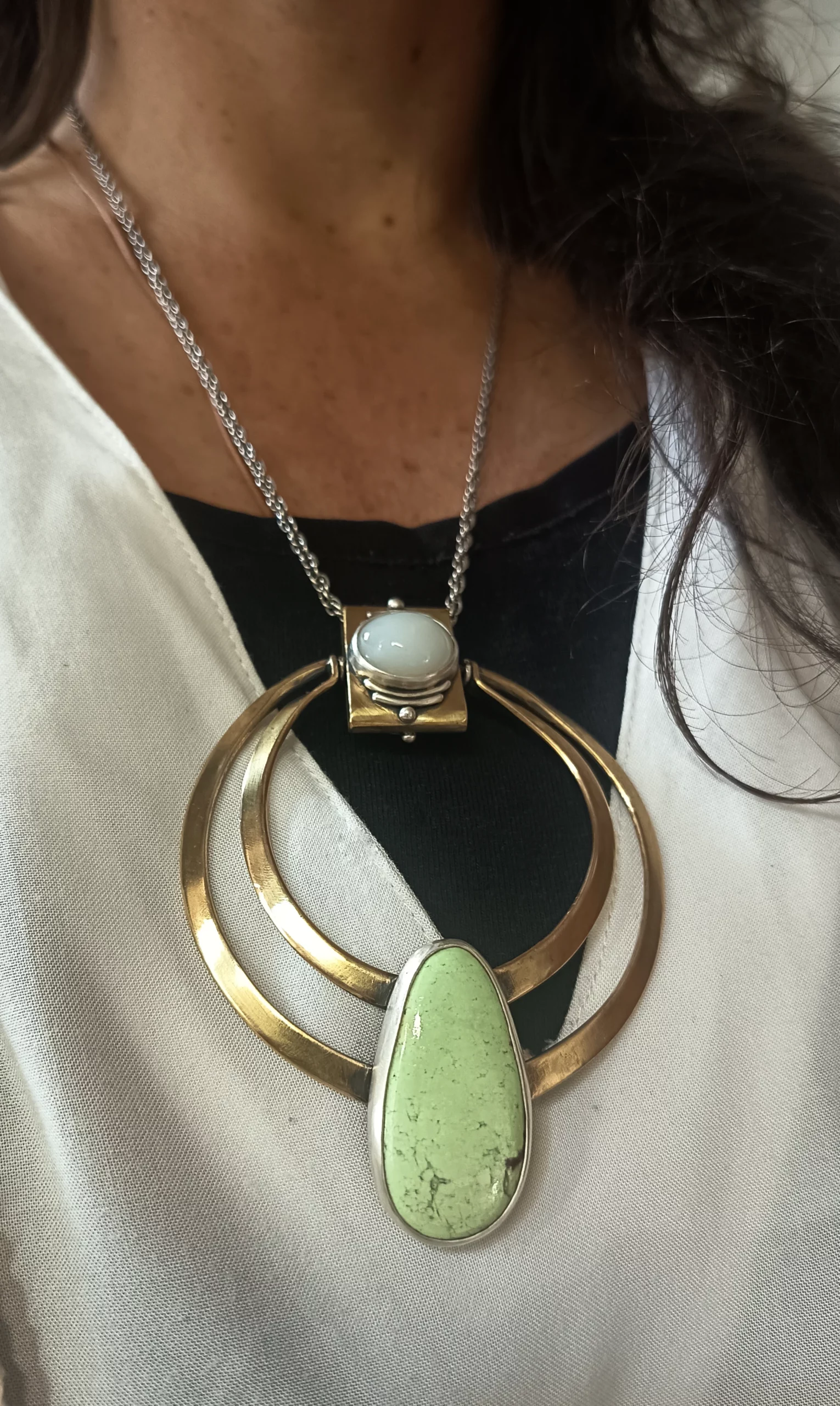Maxi pendentif artisanal Eliz'art – laiton et argent, magnésite citron et pierre de lune blanche, pendentif transformable pièce unique