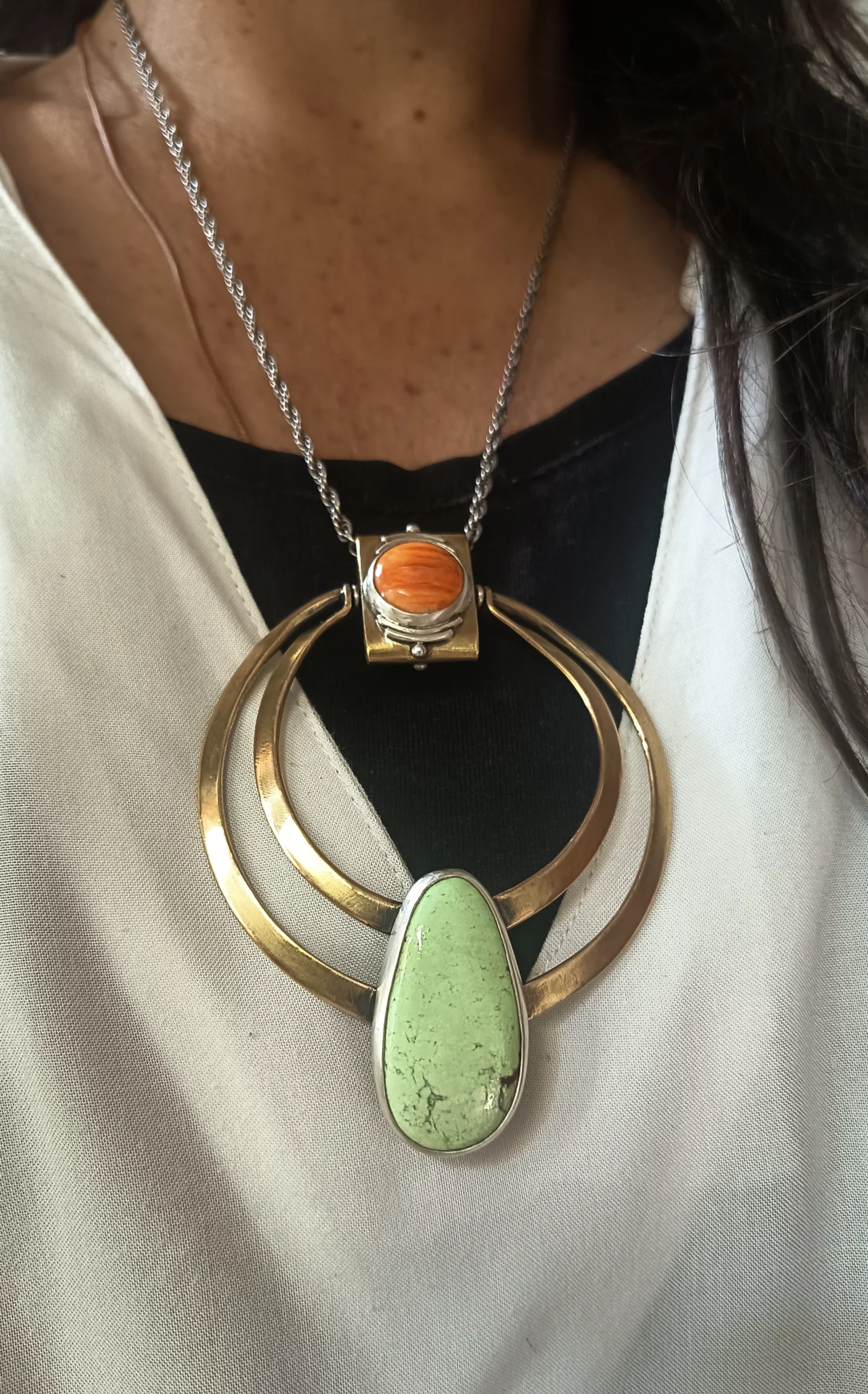Maxi pendentif artisanal Eliz'art – laiton et argent, magnésite citron verte et cabochon huître épineuse orange, pièce unique