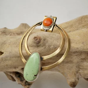 Maxi pendentif artisanal Eliz'art – laiton et argent, magnésite citron verte et cabochon huître épineuse orange, pièce unique