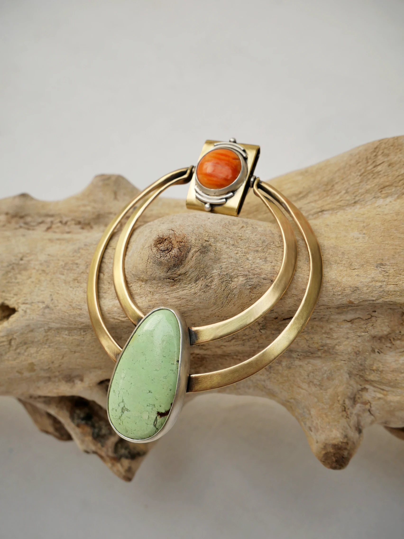 Maxi pendentif artisanal Eliz'art – laiton et argent, magnésite citron verte et cabochon huître épineuse orange, pièce unique