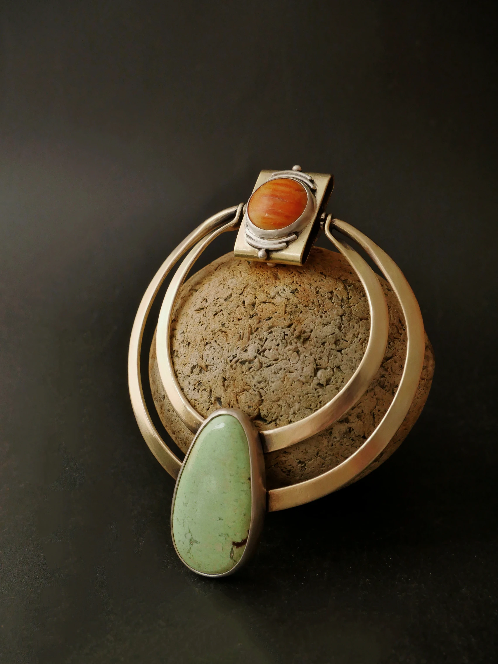 Maxi pendentif artisanal Eliz'art – laiton et argent, magnésite citron verte et cabochon huître épineuse orange, pièce unique