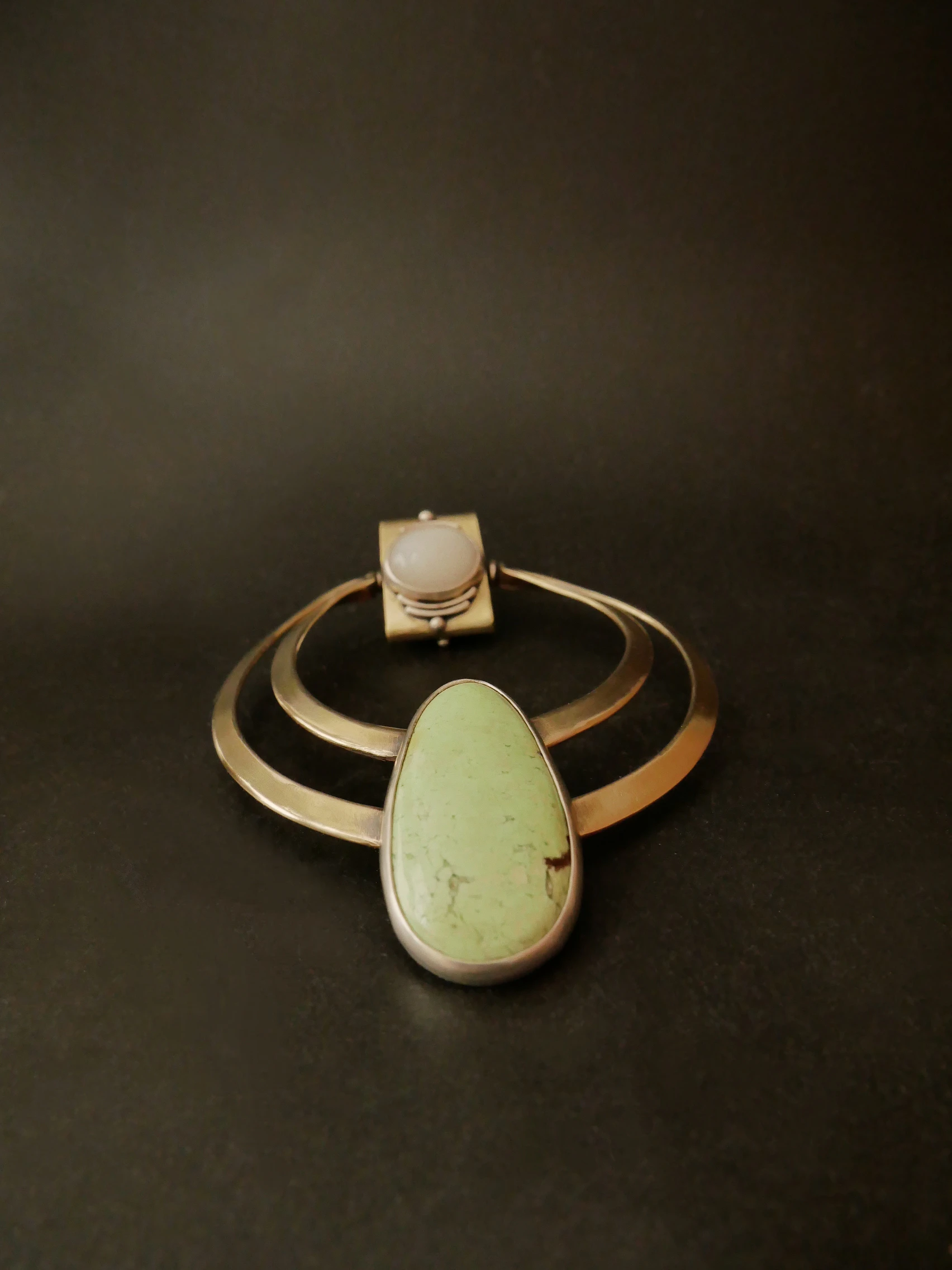 Maxi pendentif artisanal Eliz'art – laiton et argent, magnésite citron et pierre de lune blanche, pendentif transformable pièce unique