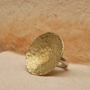 Bague artisanale par Eliz'art. Grand plateau rond en laiton martelé bombé, anneau demi-jonc argent 950, pièce unique, Bordeaux