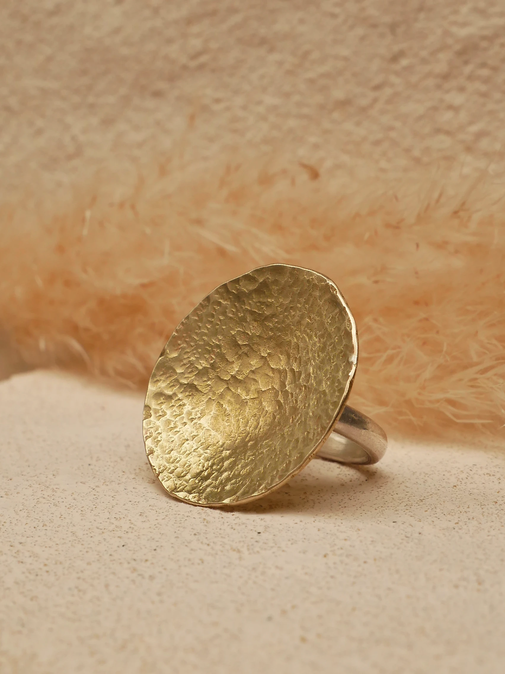 Bague artisanale par Eliz'art. Grand plateau rond en laiton martelé bombé, anneau demi-jonc argent 950, pièce unique, Bordeaux