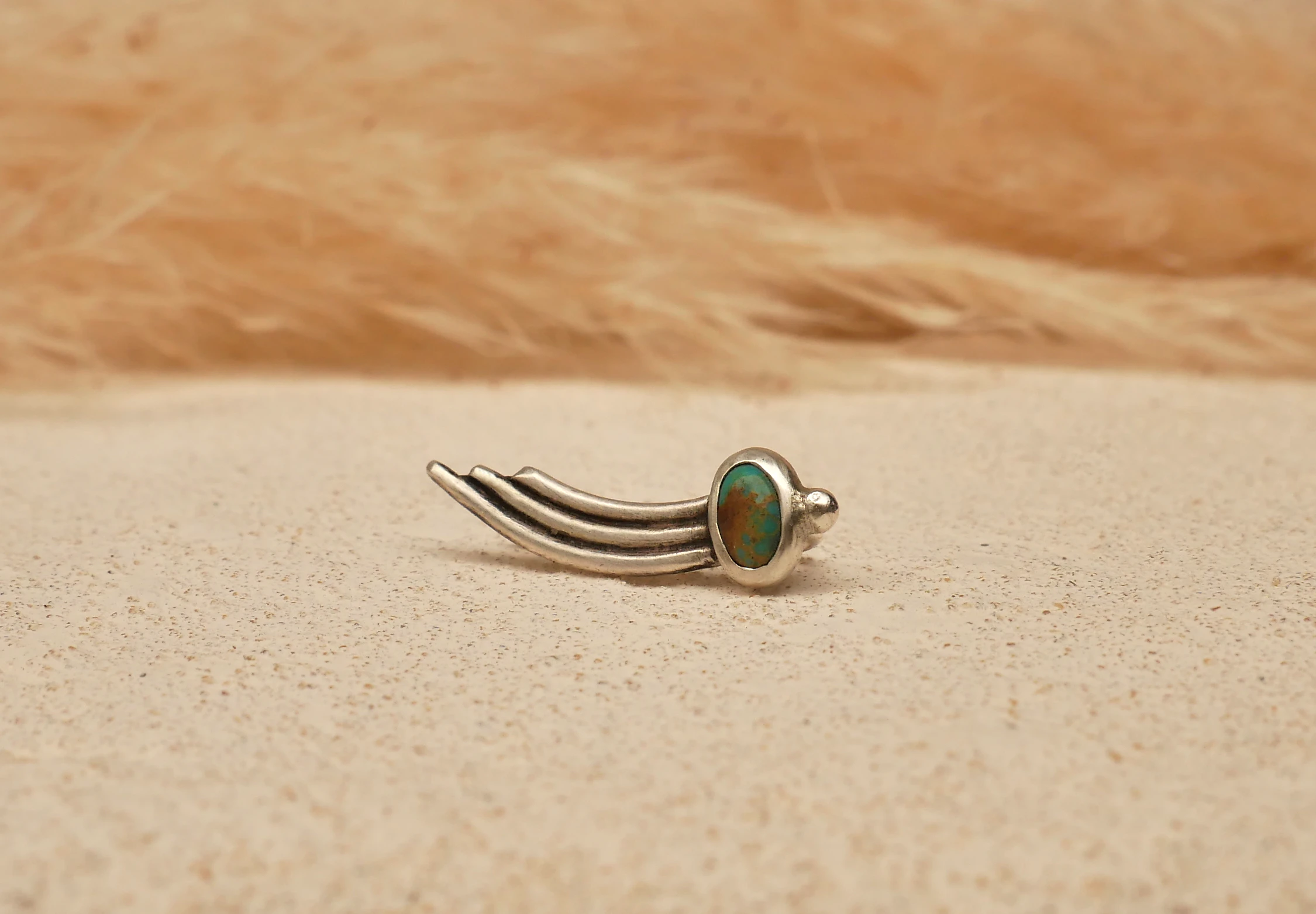 Boucle d'oreille artisanale Holiema, trois fils d'argent 950 incurvés et turquoise naturelle sertie, système d'attache agrafe, pièce unique Eliz'art Bordeaux