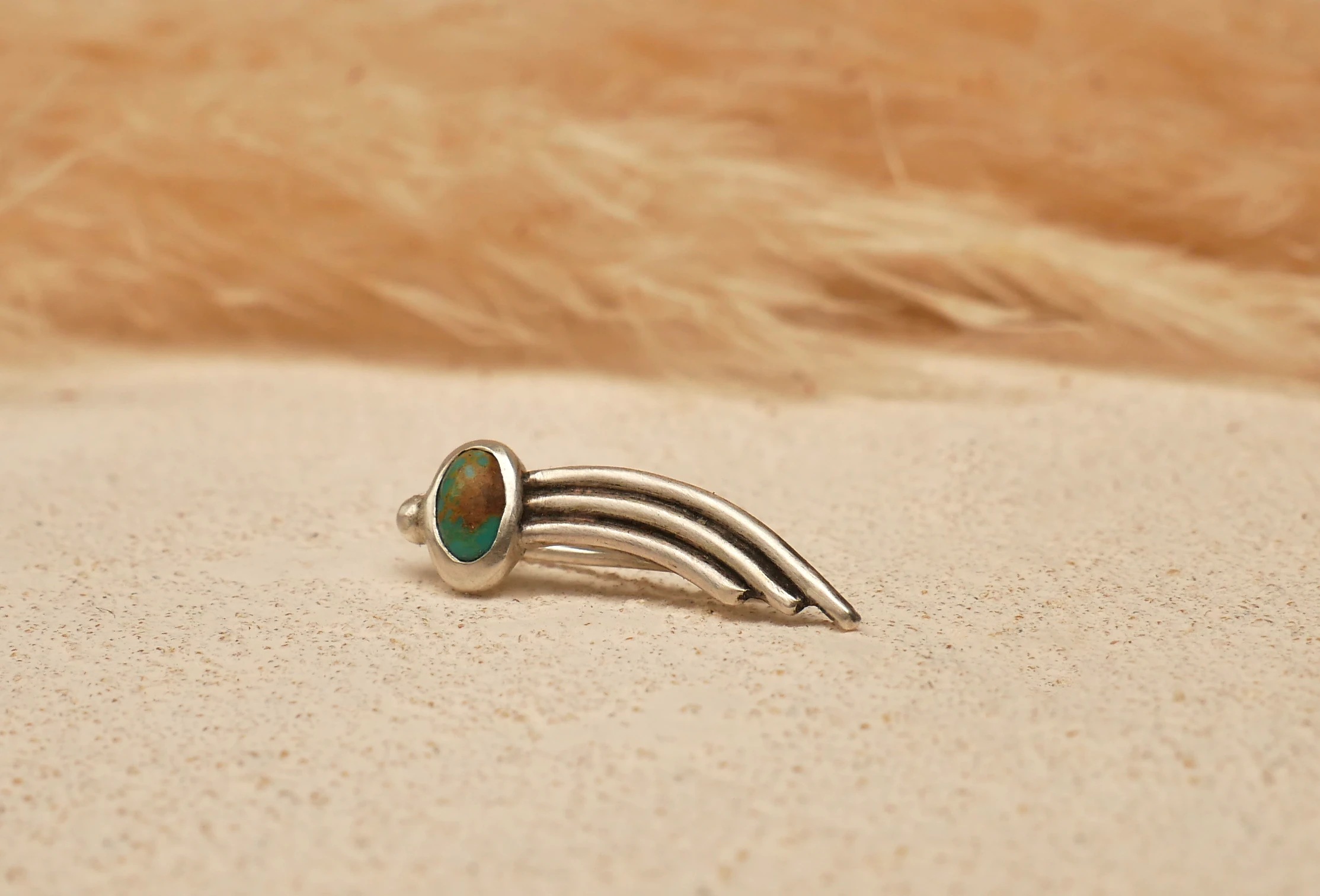 Boucle d'oreille artisanale Holiema, trois fils d'argent 950 incurvés et turquoise naturelle sertie, système d'attache agrafe, pièce unique Eliz'art Bordeaux