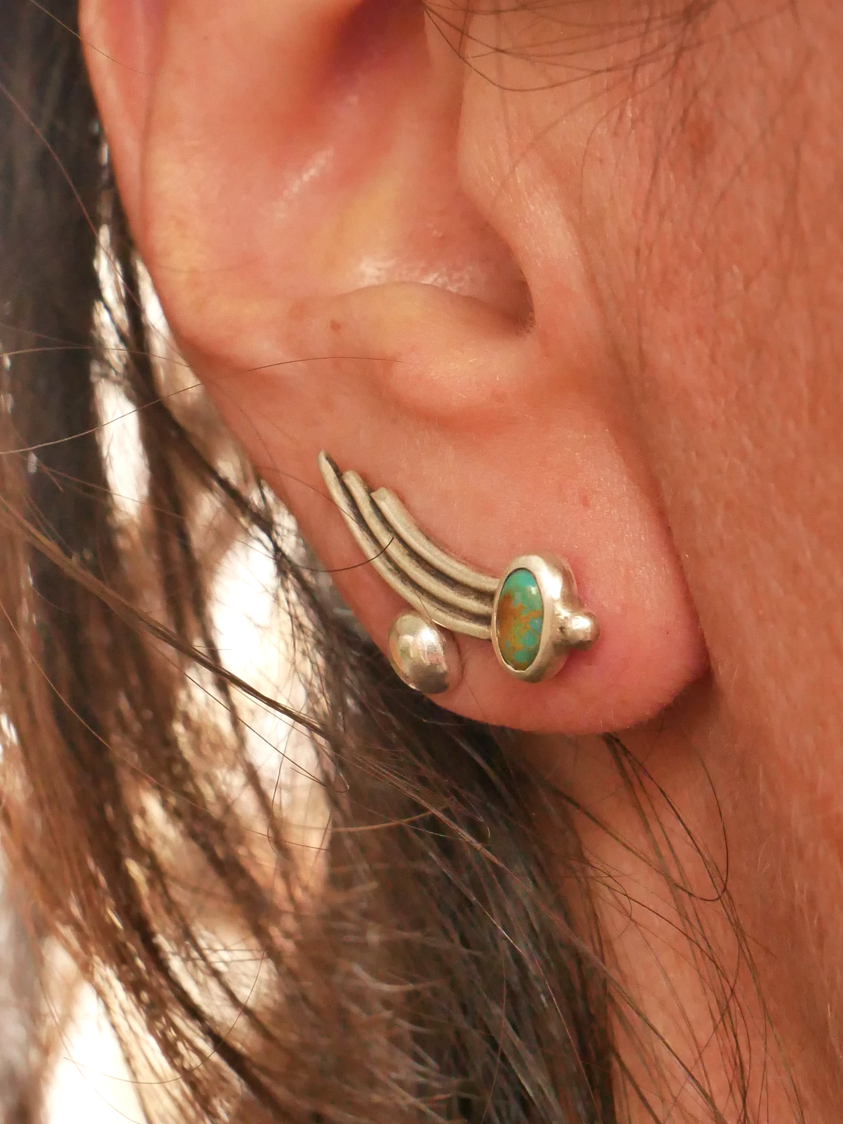 Boucle d'oreille artisanale Holiema, trois fils d'argent 950 incurvés et turquoise naturelle sertie, système d'attache agrafe, pièce unique Eliz'art Bordeaux