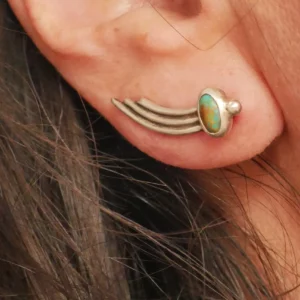 Boucle d'oreille artisanale Holiema, trois fils d'argent 950 incurvés et turquoise naturelle sertie, système d'attache agrafe, pièce unique Eliz'art Bordeaux