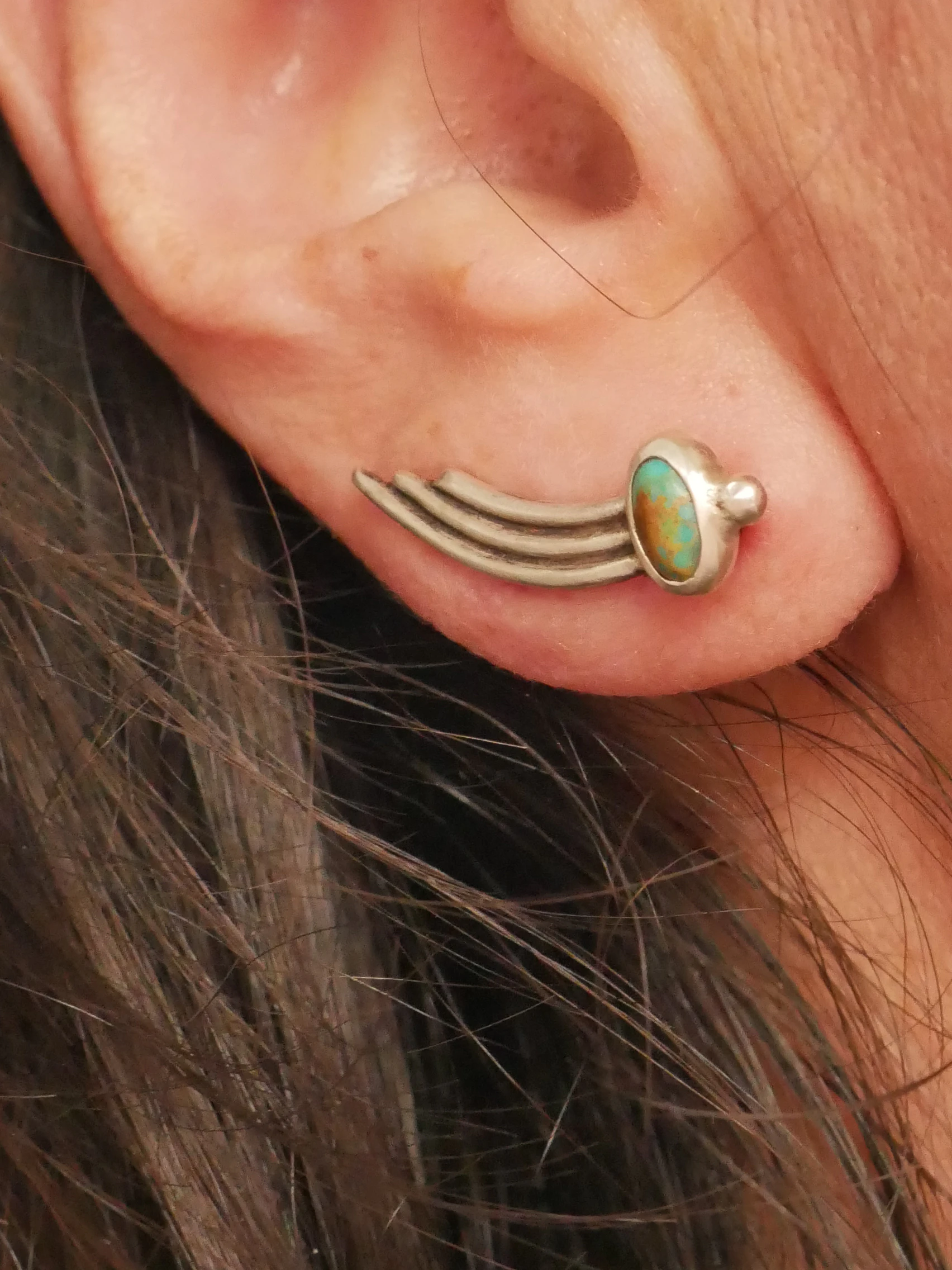 Boucle d'oreille artisanale Holiema, trois fils d'argent 950 incurvés et turquoise naturelle sertie, système d'attache agrafe, pièce unique Eliz'art Bordeaux